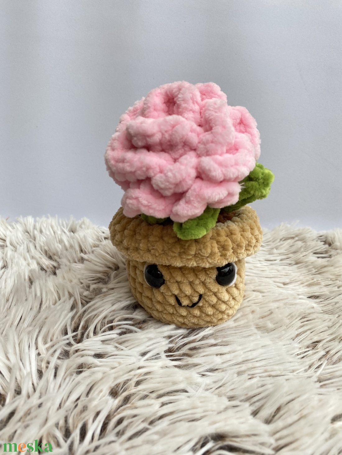 Kézzel horgolt rózsa mosolygós kaspóban, cserepes rózsa - otthon & életmód - virágdekoráció - virágdíszek - virágdísz kaspóban - Meska.hu