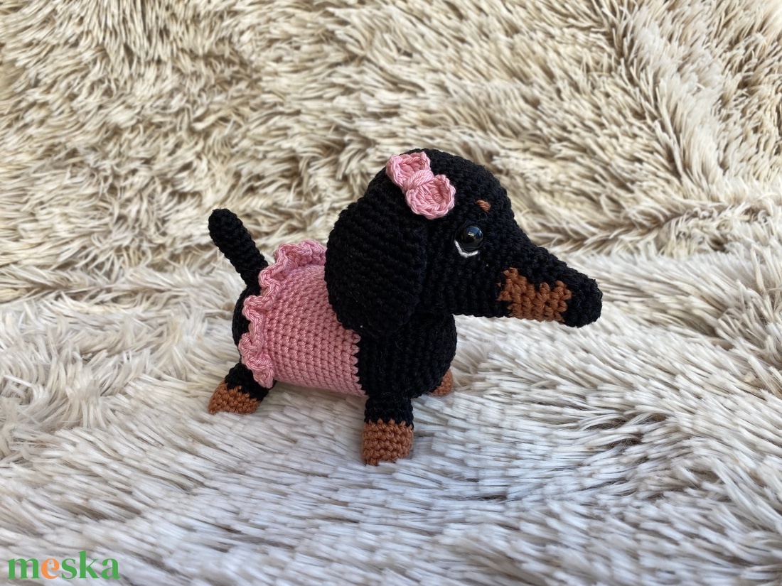 Horgolt fekete tacskó - játék & sport - plüssállat & játékfigura - kutya - Meska.hu