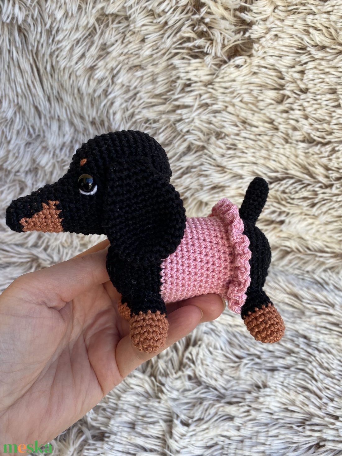 Horgolt fekete tacskó - játék & sport - plüssállat & játékfigura - kutya - Meska.hu