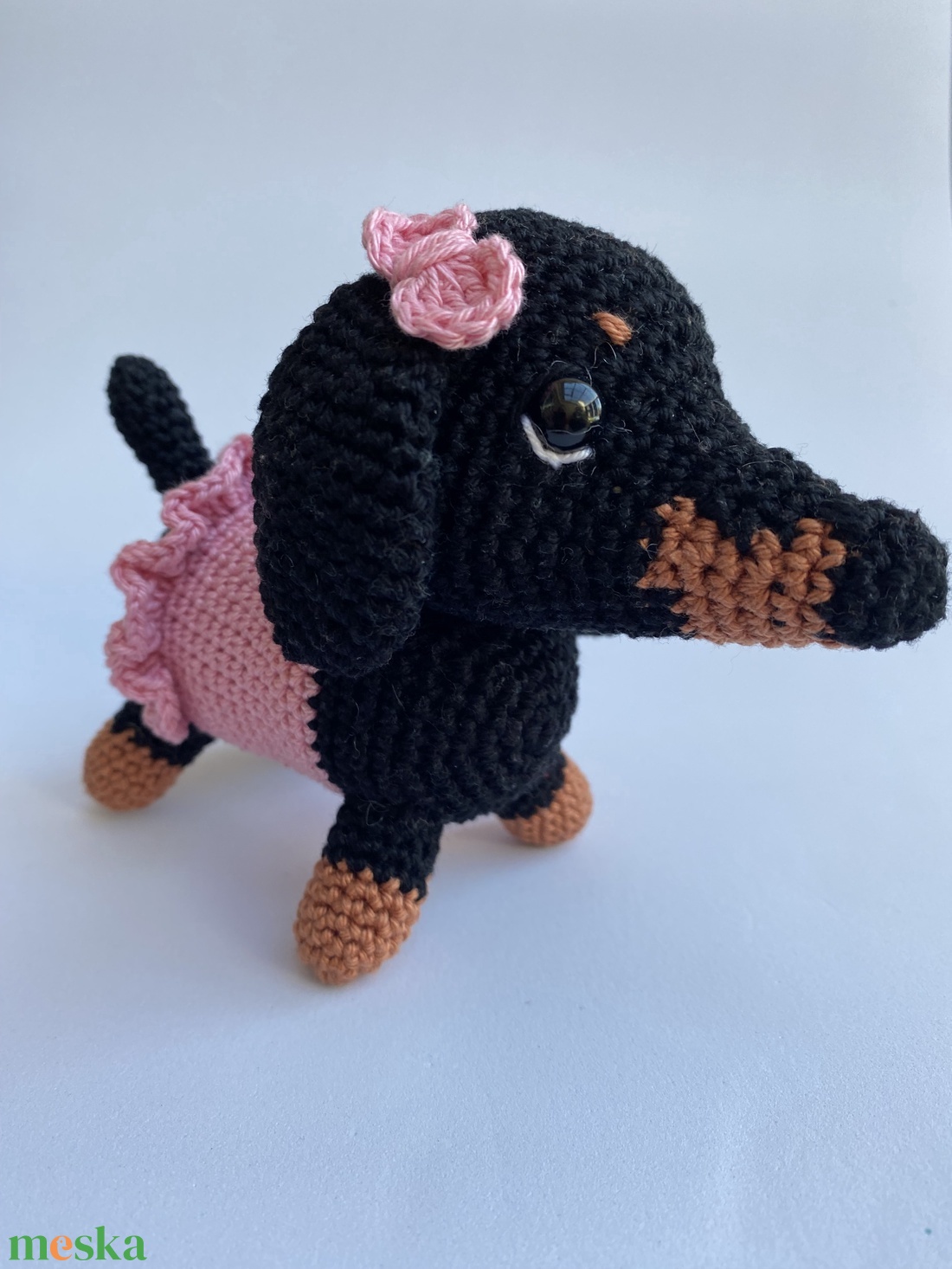 Horgolt fekete tacskó - játék & sport - plüssállat & játékfigura - kutya - Meska.hu