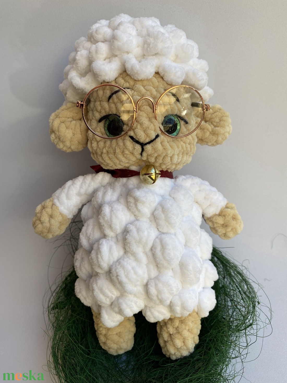 Cuki horgolt bárányka szemüveggel és csengettyűvel - játék & sport - plüssállat & játékfigura - plüss bárány - Meska.hu