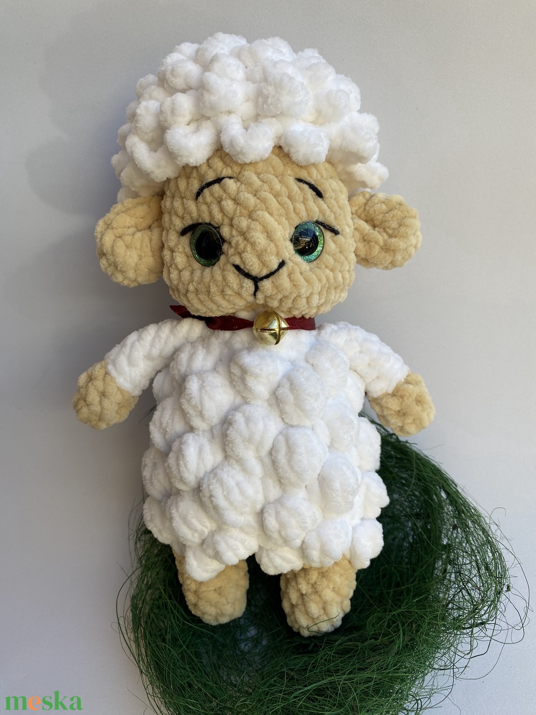 Cuki horgolt bárányka szemüveggel és csengettyűvel - játék & sport - plüssállat & játékfigura - plüss bárány - Meska.hu