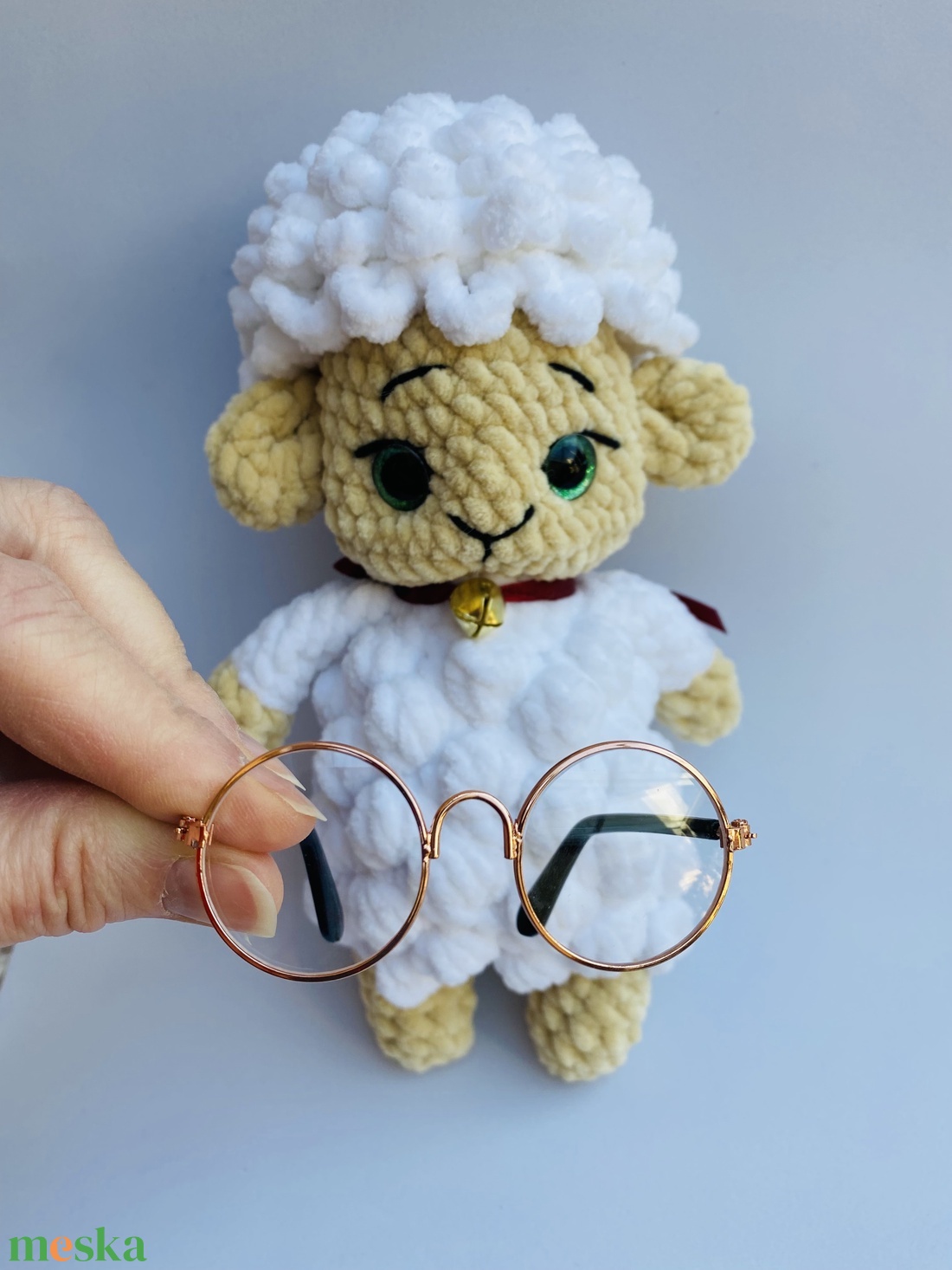 Cuki horgolt bárányka szemüveggel és csengettyűvel - játék & sport - plüssállat & játékfigura - plüss bárány - Meska.hu