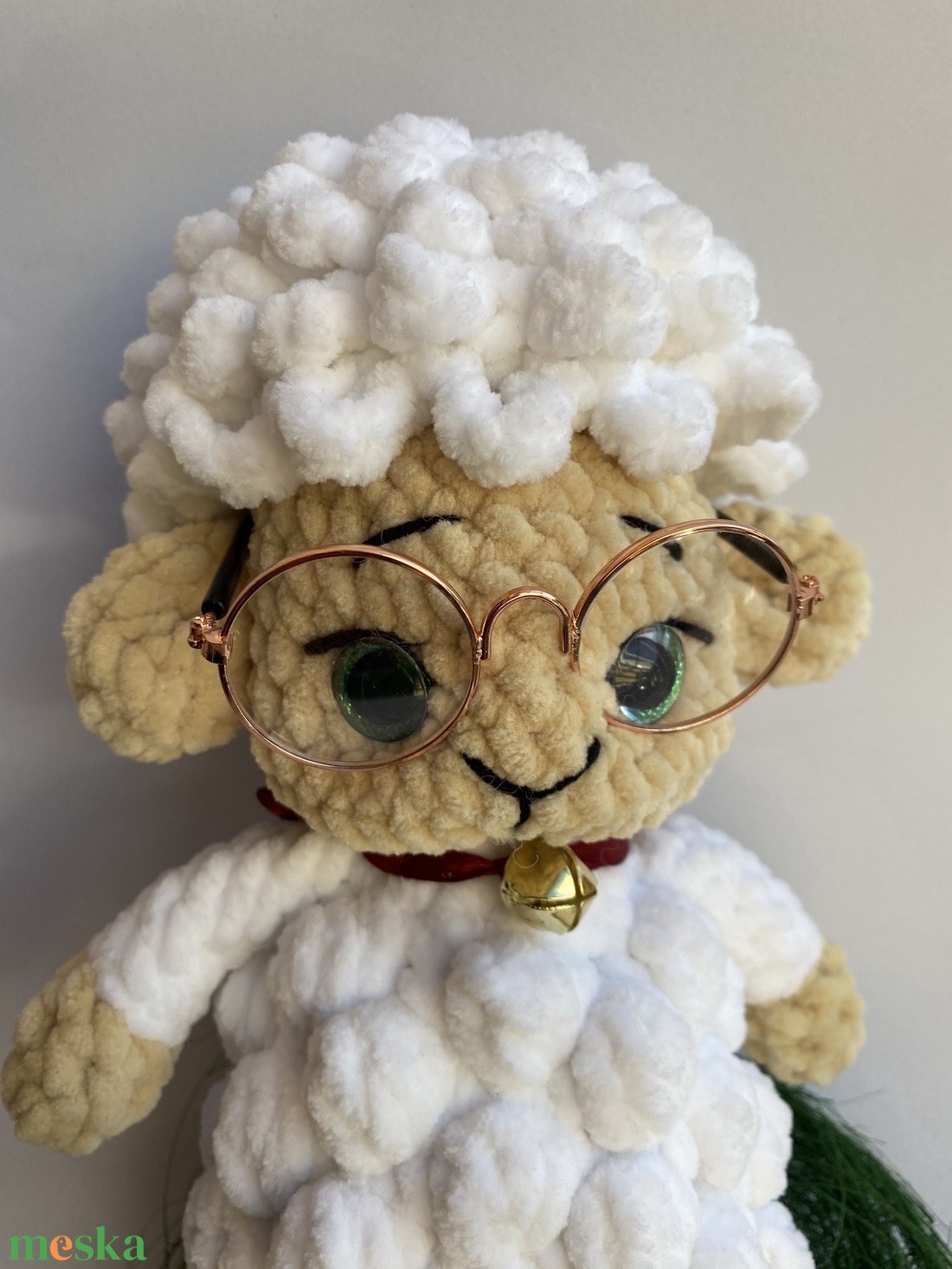 Cuki horgolt bárányka szemüveggel és csengettyűvel - játék & sport - plüssállat & játékfigura - plüss bárány - Meska.hu