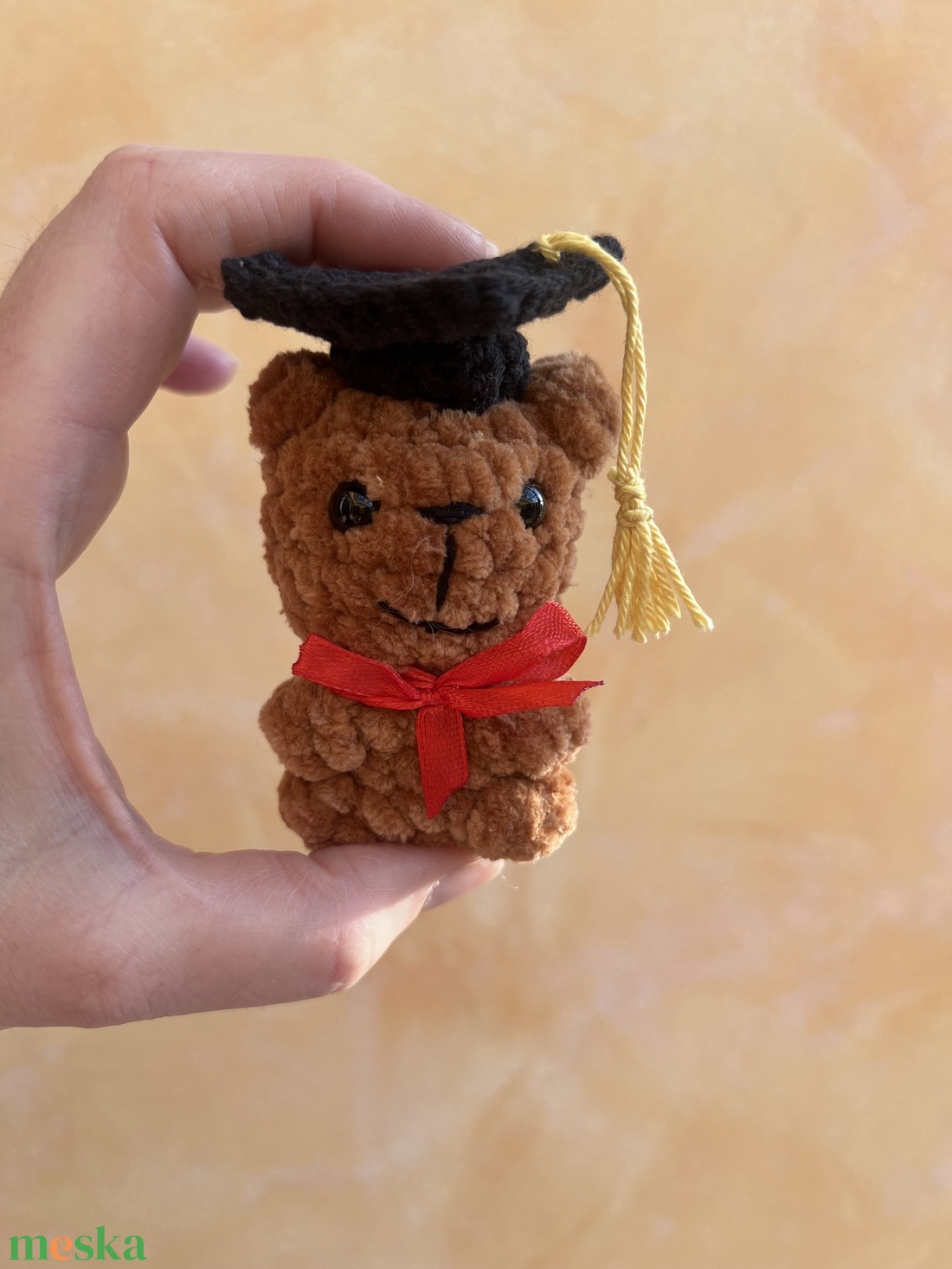 Horgolt ballagó maci diplomaosztó kalappal - játék & sport - plüssállat & játékfigura - maci - Meska.hu