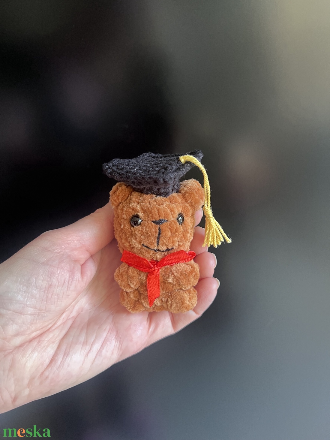 Horgolt ballagó maci diplomaosztó kalappal - játék & sport - plüssállat & játékfigura - maci - Meska.hu