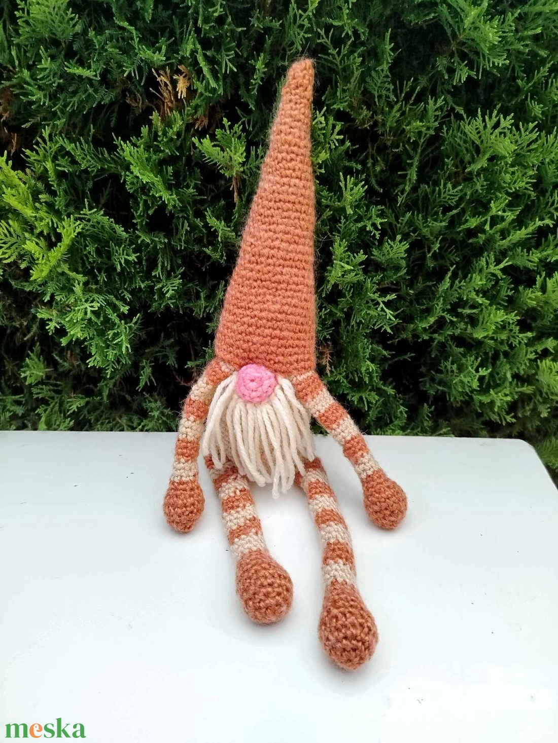 Karácsonyi asztaldísz, amigurumi manó - otthon & életmód - dekoráció - asztal és polc dekoráció - asztaldísz - Meska.hu