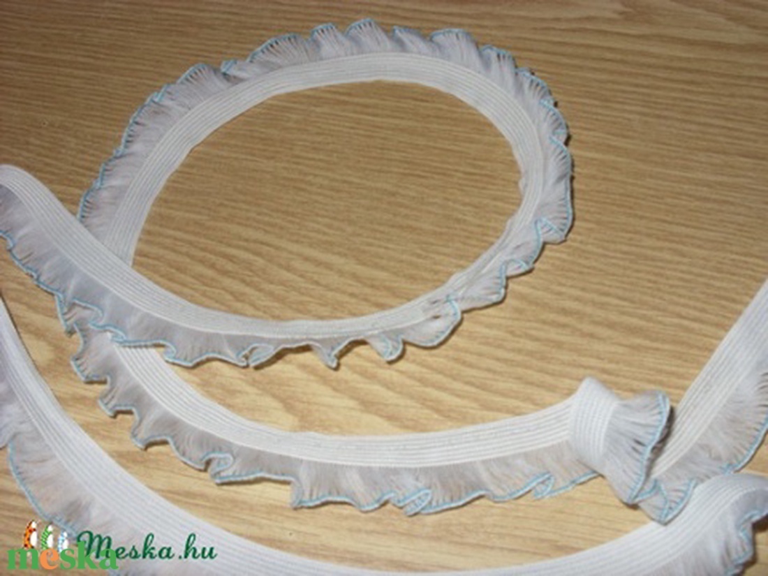 Fodros gumi fehér- türkiz széllel 30 mm széles 10 méter 800.-Ft - kellékek & szerszámok - rövidáru - szalag, pánt - csipke, csipkeszalag - Meska.hu