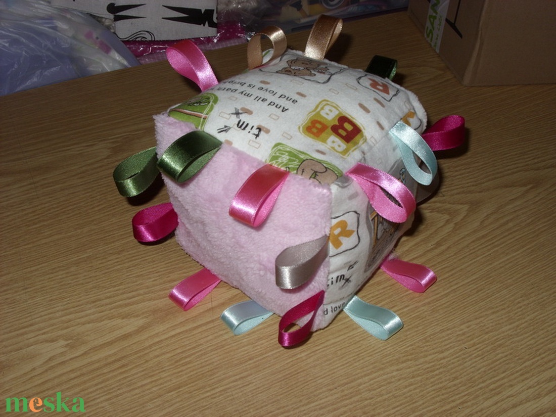 Me to You macis csörgős baba kocka 13 x 13 cm 100% pamut - játék & sport - 3 éves kor alattiaknak - babakocka - Meska.hu Me to You macis csörgős baba kocka 13 x 13 cm 100% pamut - játék & sport - 3 éves kor alattiaknak - babakocka - Meska.hu