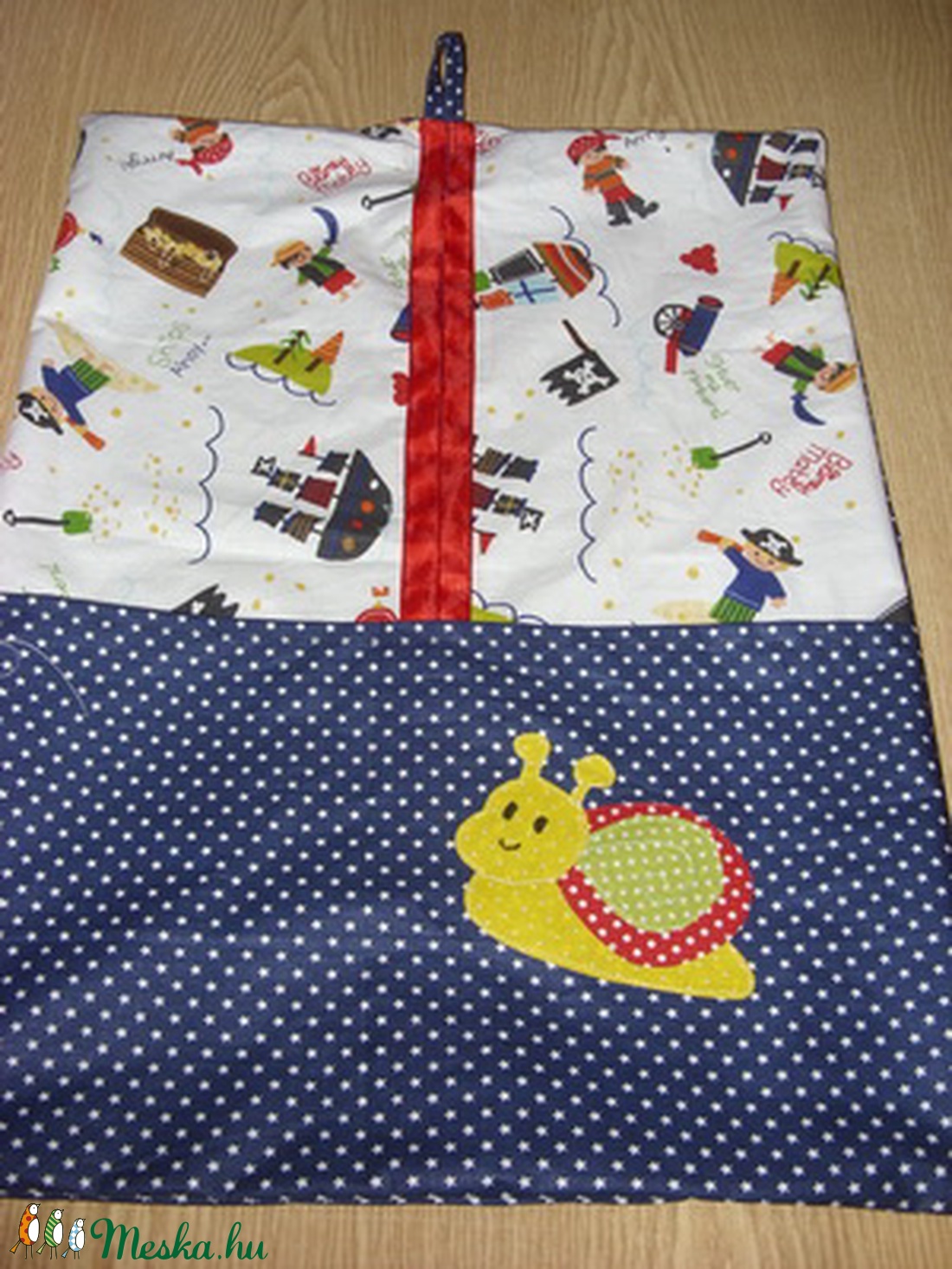 Ovis ruha zsák vállfás - patchwork ovis jel applikációval - játék & sport - ovis felszerelés - Meska.hu Ovis ruha zsák vállfás - patchwork ovis jel applikációval - játék & sport - ovis felszerelés - Meska.hu