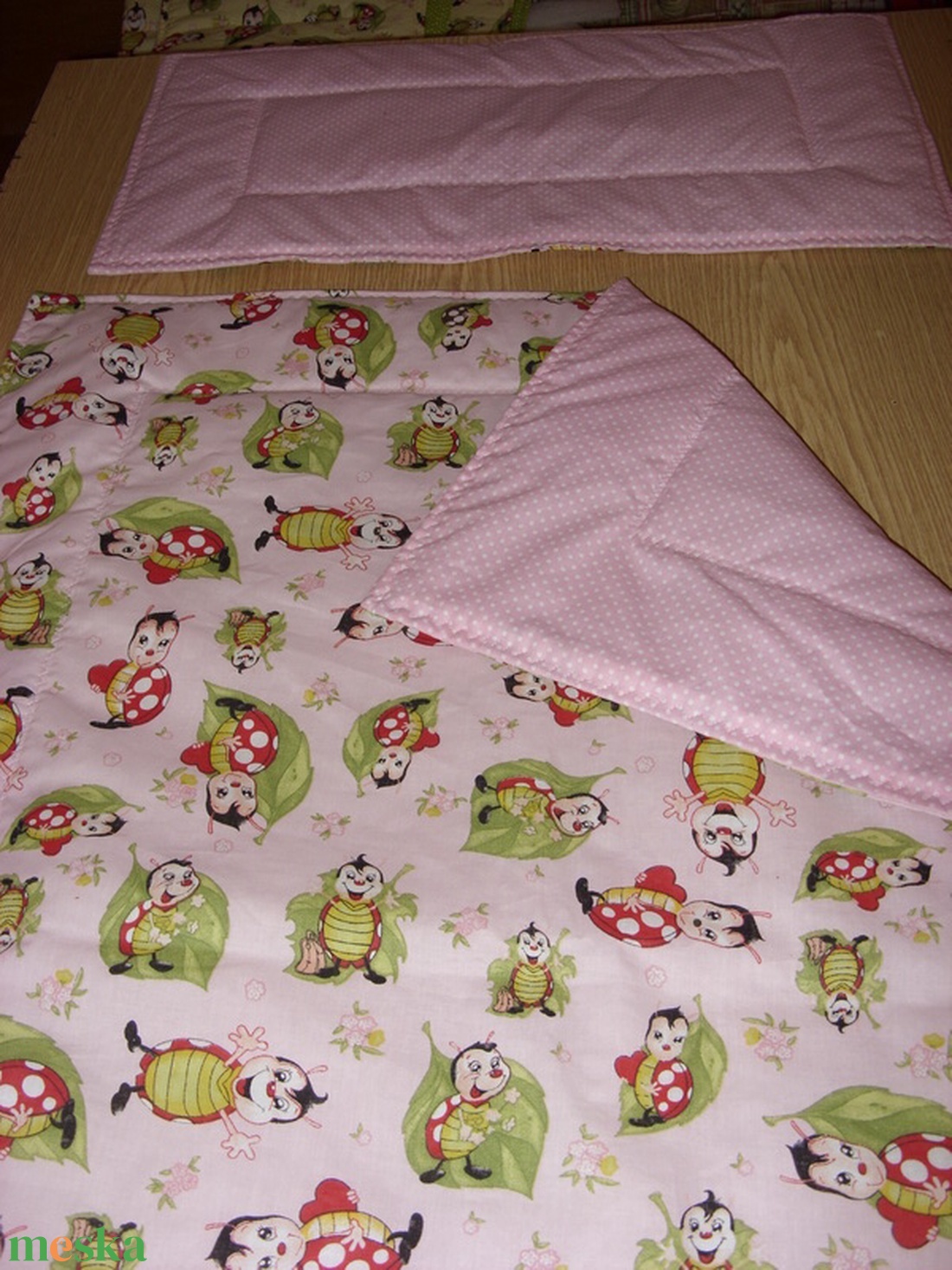 Bébi ágynemű - bélelt - Mosolygós baba katicák - Ajándékba is - Bébi 1 - baba ágynemű szett design textilekből - otthon & életmód - babaszoba, gyerekszoba - baba ágynemű - Meska.hu Bébi ágynemű - bélelt - Mosolygós baba katicák - Ajándékba is - Bébi 1 - baba ágynemű szett design textilekből - otthon & életmód - babaszoba, gyerekszoba - baba ágynemű - Meska.hu