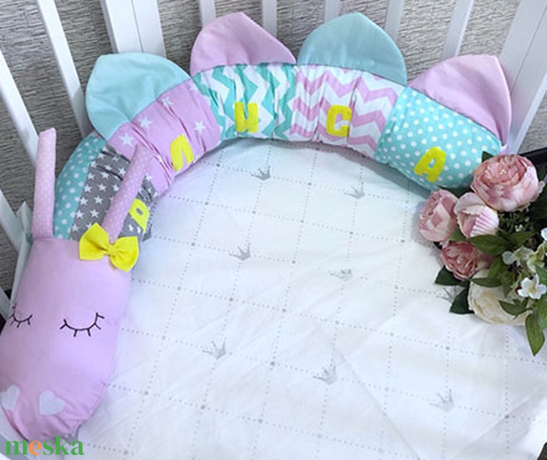 Alvó SÁRKÁNY hengerpárna, rácsvédő, fejvédő- névreszóló is - egyedi méretben is - 100% puha pamut textilből - otthon & életmód - babaszoba, gyerekszoba - rácsvédő & baldachin - Meska.hu