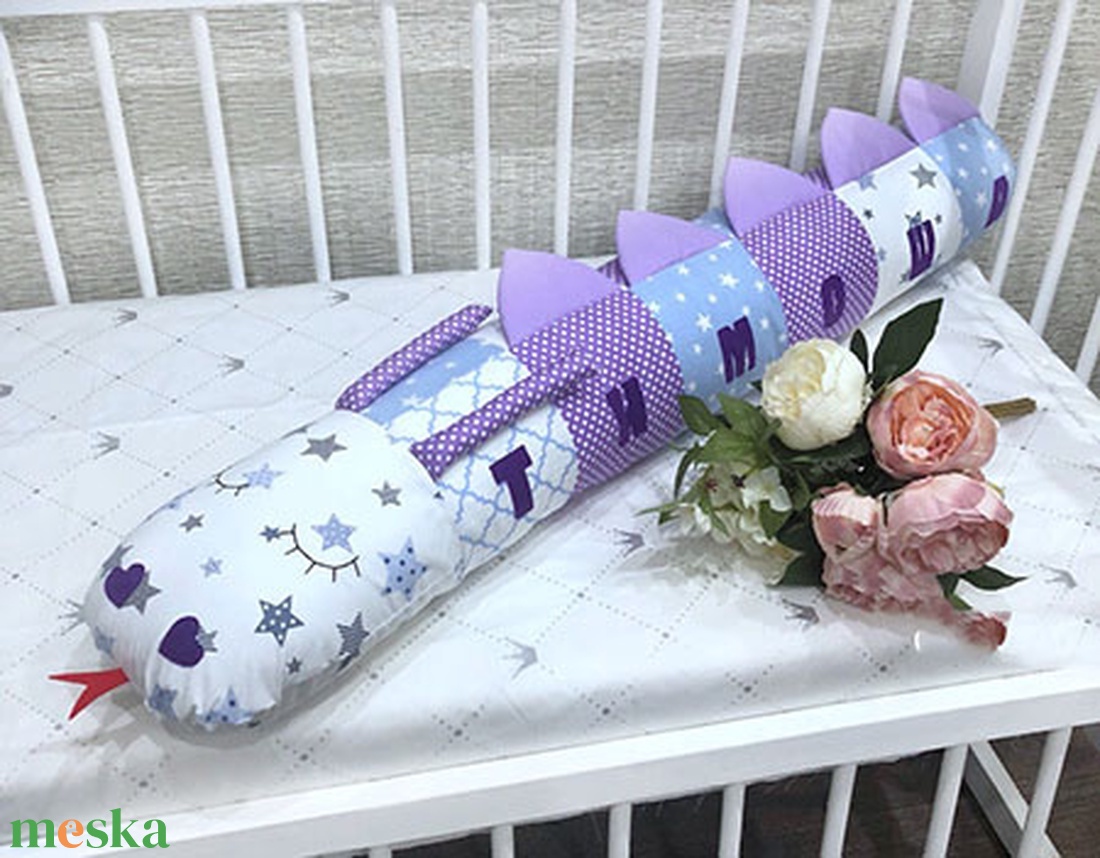Alvó SÁRKÁNY hengerpárna, rácsvédő, fejvédő- névreszóló is - egyedi méretben is - 100% puha pamut textilből - otthon & életmód - babaszoba, gyerekszoba - rácsvédő & baldachin - Meska.hu