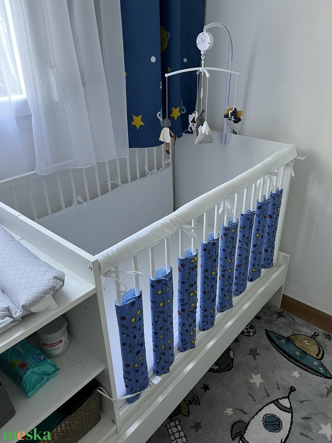 Egyedi megrendelés - bélelt, tépőzáras magasított fejvédő rácsvédő - 100% pamut textilből - otthon & életmód - babaszoba, gyerekszoba - rácsvédő & baldachin - Meska.hu Egyedi megrendelés - bélelt, tépőzáras magasított fejvédő rácsvédő - 100% pamut textilből - otthon & életmód - babaszoba, gyerekszoba - rácsvédő & baldachin - Meska.hu