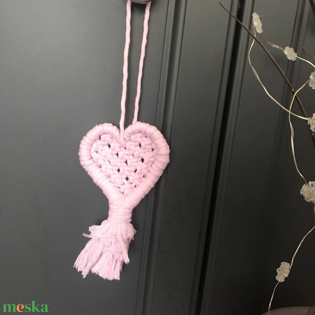 Rózsaszínű szívecske, makramé - otthon & életmód - dekoráció - fali és függő dekoráció - falra akasztható dekor - Meska.hu