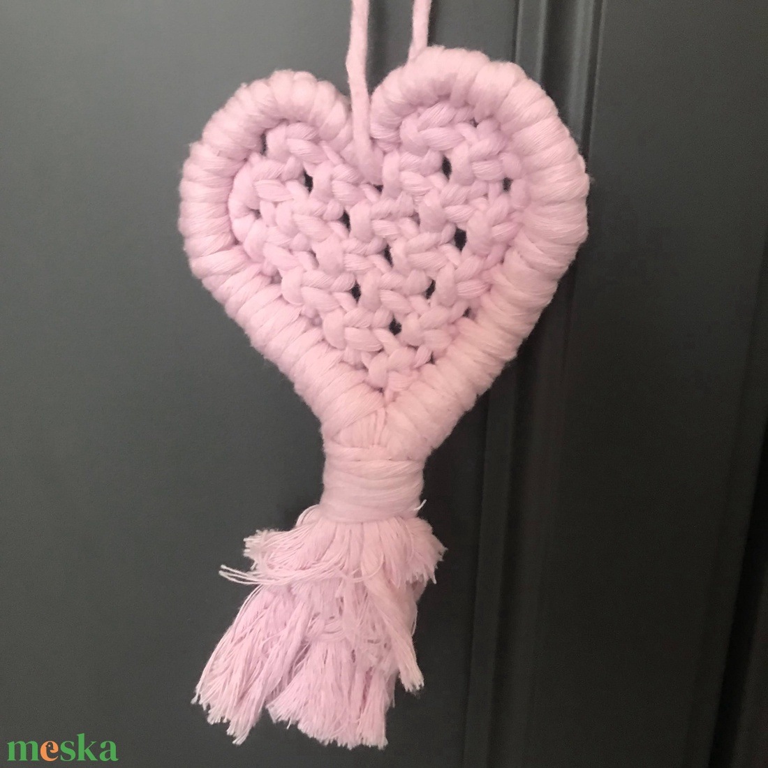 Rózsaszínű szívecske, makramé - otthon & életmód - dekoráció - fali és függő dekoráció - falra akasztható dekor - Meska.hu