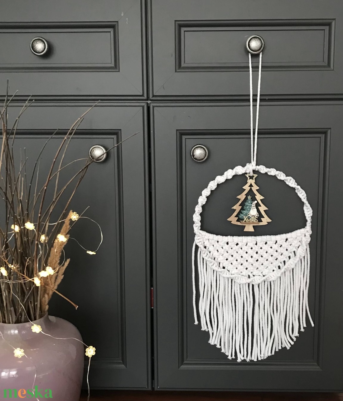  makramé ajtódísz, fehér cuki kis karácsonyi dísszel - karácsony - karácsonyi lakásdekoráció - karácsonyi ajtódíszek - Meska.hu