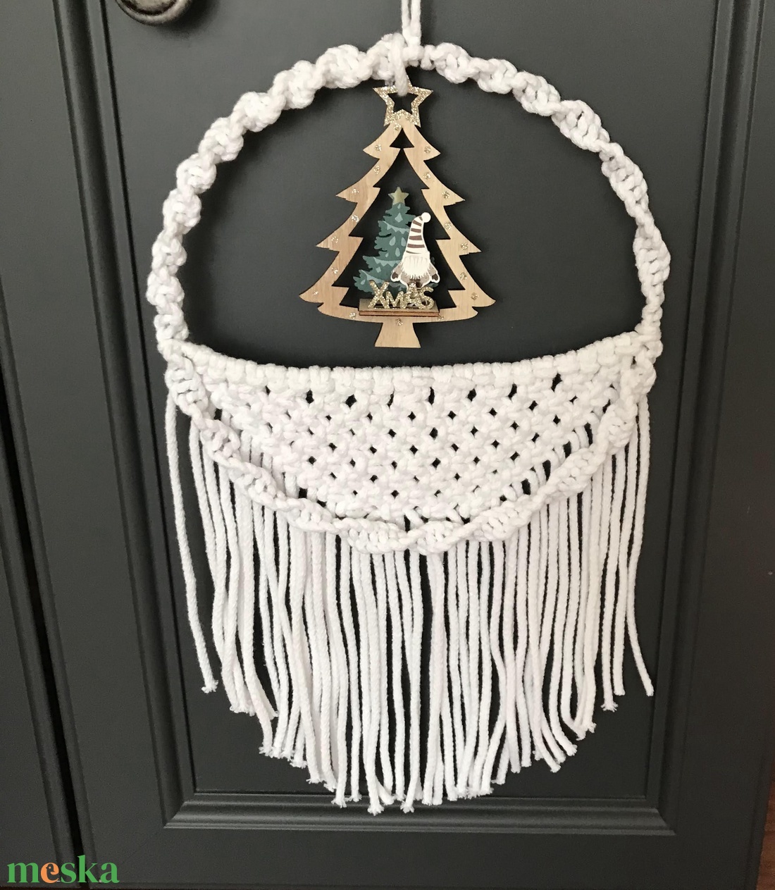  makramé ajtódísz, fehér cuki kis karácsonyi dísszel - karácsony - karácsonyi lakásdekoráció - karácsonyi ajtódíszek - Meska.hu