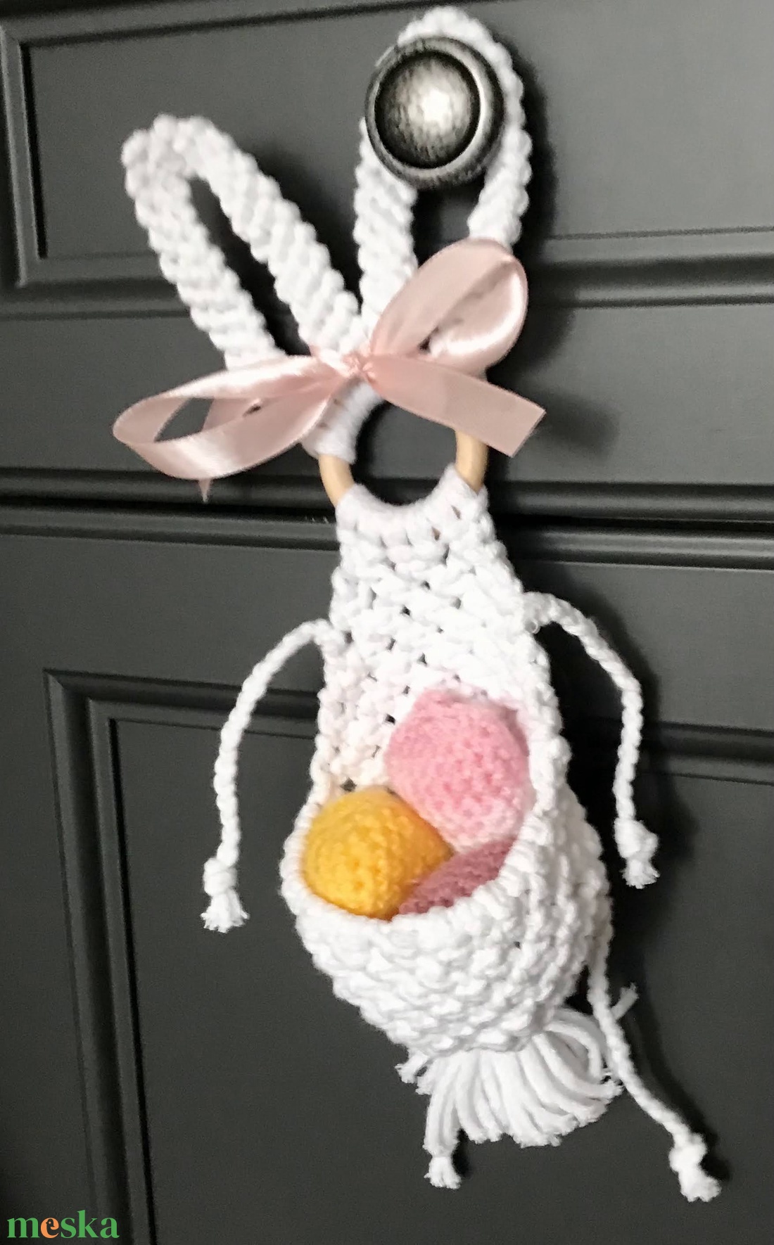 Hófehér  makramé húsvéti nyuszis ajtódísz,kis kosárkával, benne pici tojások - otthon & életmód - dekoráció - ajtó- és ablak dekoráció - ajtódísz & kopogtató - Meska.hu