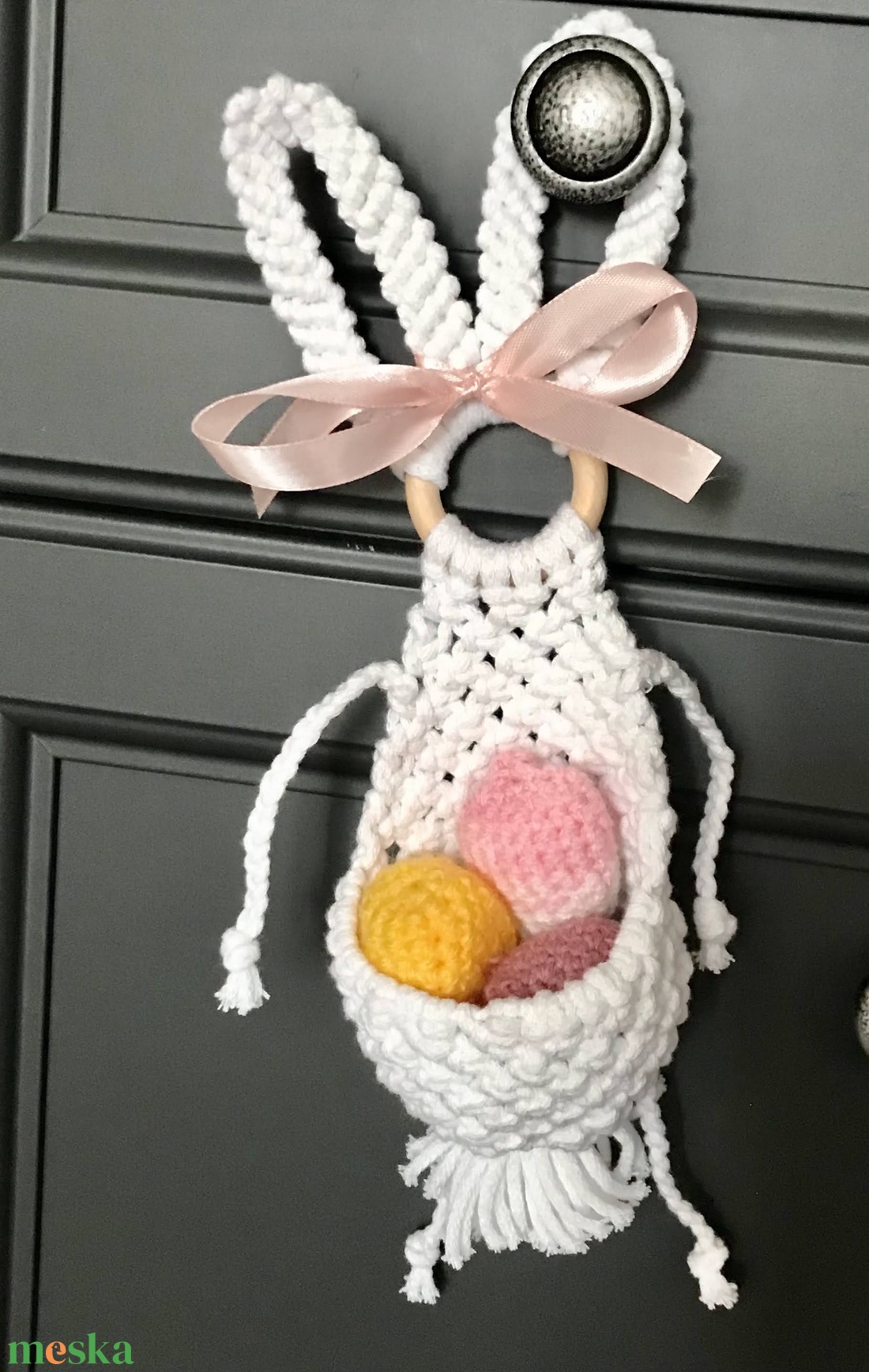 Hófehér  makramé húsvéti nyuszis ajtódísz,kis kosárkával, benne pici tojások - otthon & életmód - dekoráció - ajtó- és ablak dekoráció - ajtódísz & kopogtató - Meska.hu