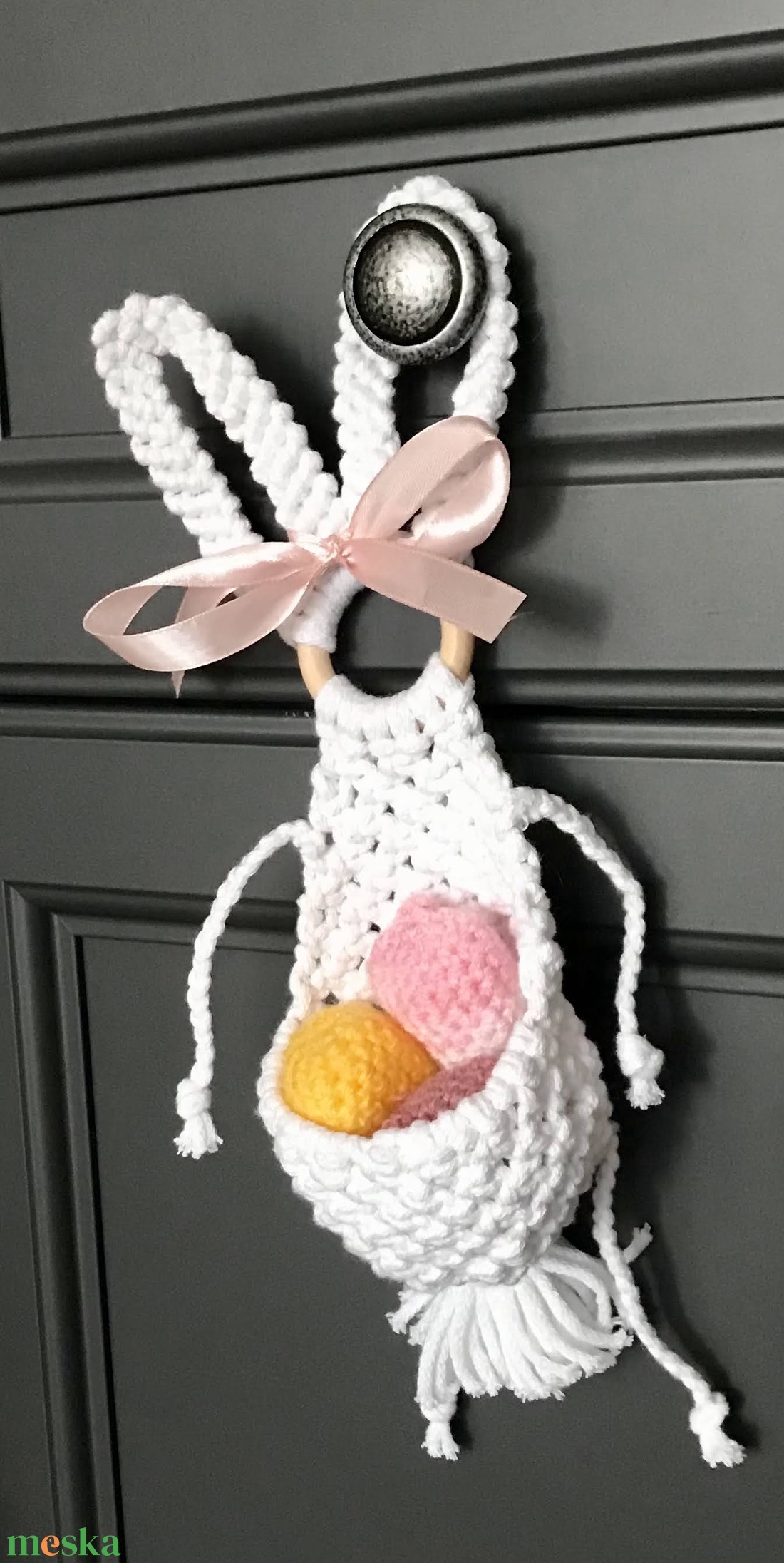 Hófehér  makramé húsvéti nyuszis ajtódísz,kis kosárkával, benne pici tojások - otthon & életmód - dekoráció - ajtó- és ablak dekoráció - ajtódísz & kopogtató - Meska.hu