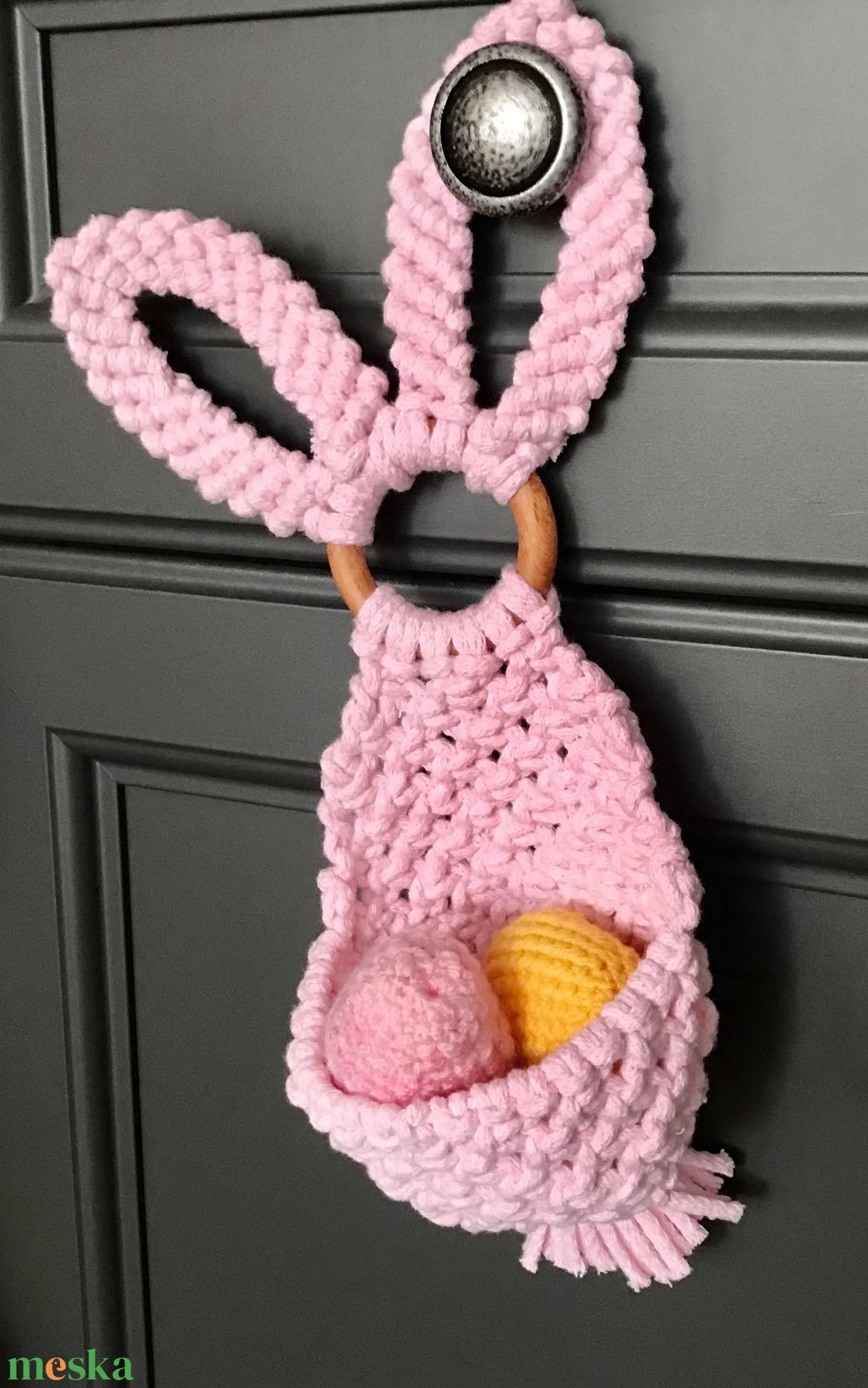 Rózsaszín  makramé húsvéti nyuszis ajtódísz,kis kosárkával, benne pici tojások - otthon & életmód - dekoráció - ajtó- és ablak dekoráció - ajtódísz & kopogtató - Meska.hu