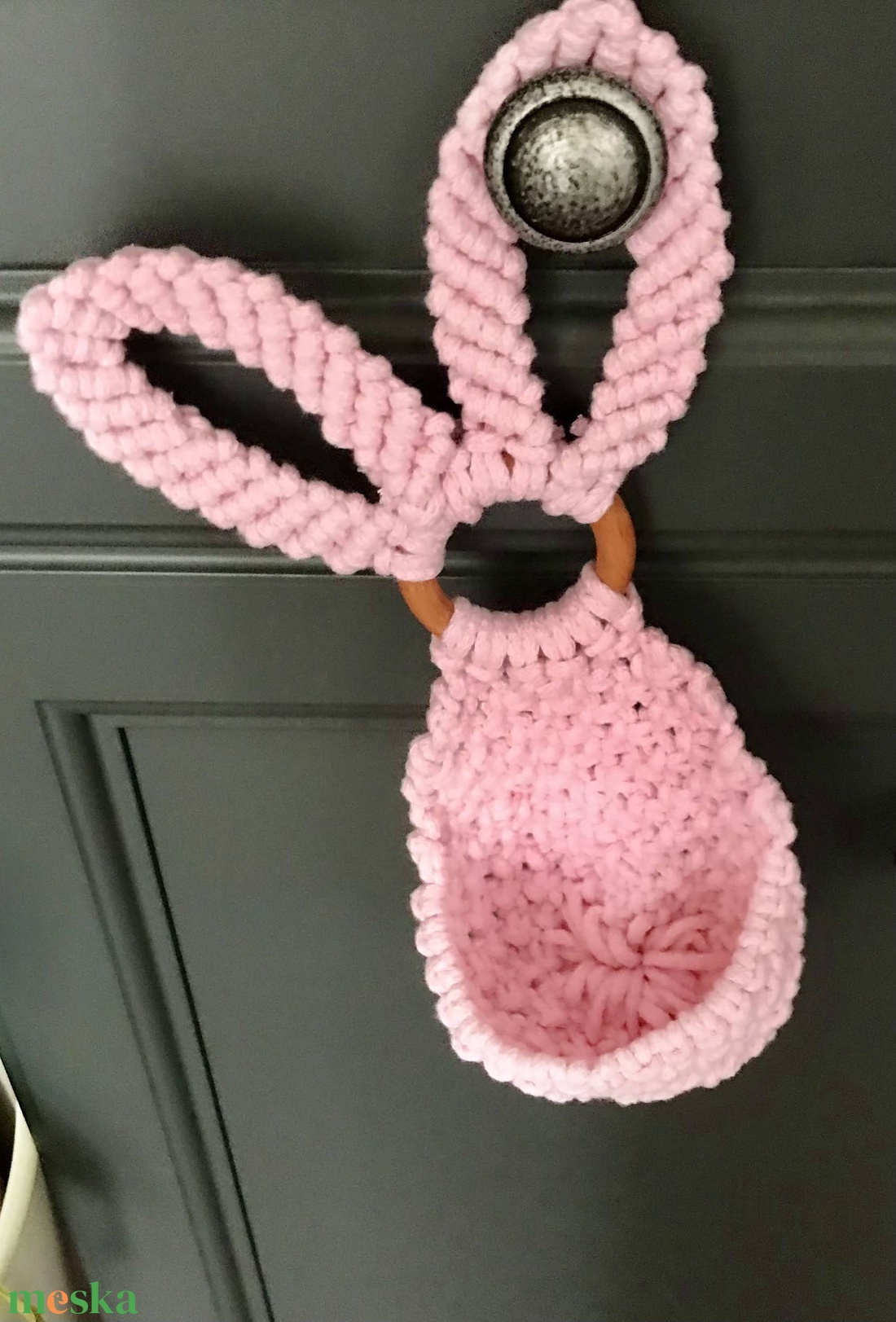 Rózsaszín  makramé húsvéti nyuszis ajtódísz,kis kosárkával, benne pici tojások - otthon & életmód - dekoráció - ajtó- és ablak dekoráció - ajtódísz & kopogtató - Meska.hu