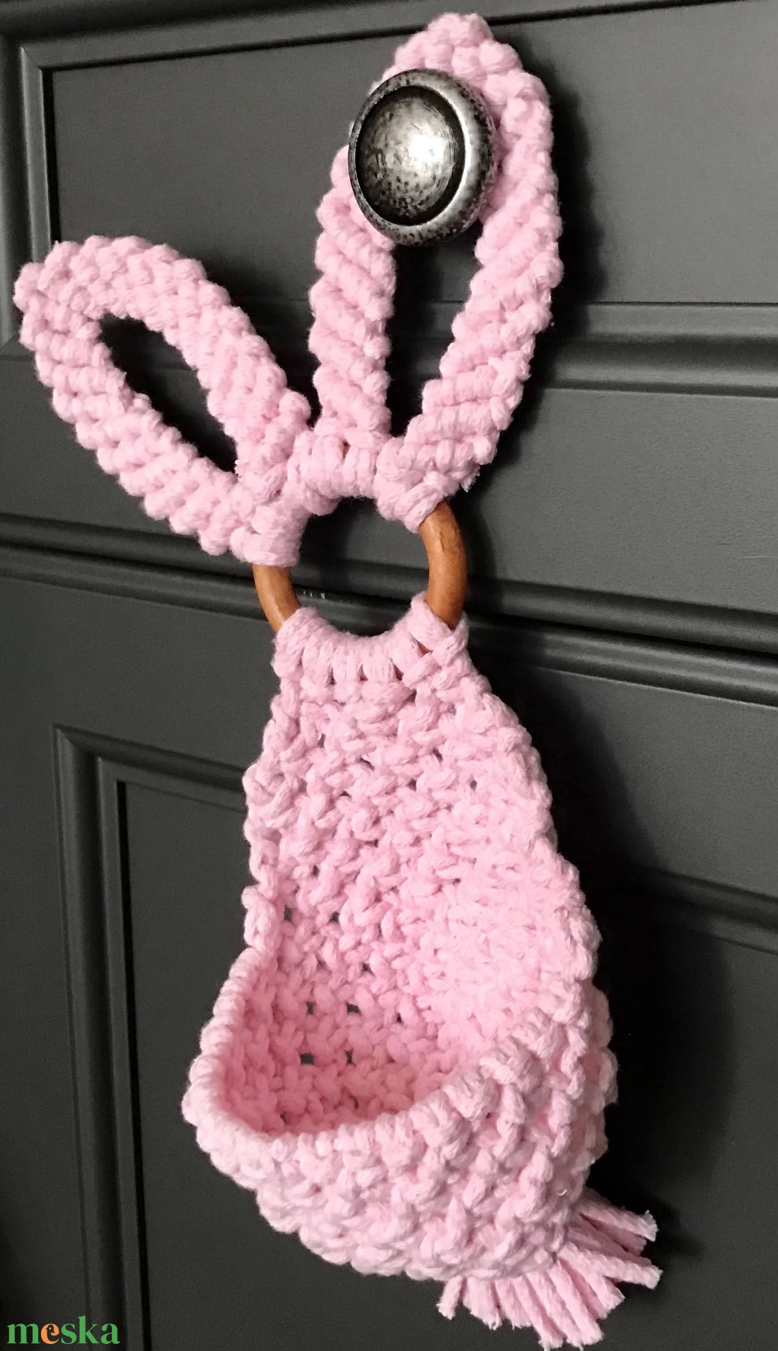 Rózsaszín  makramé húsvéti nyuszis ajtódísz,kis kosárkával, benne pici tojások - otthon & életmód - dekoráció - ajtó- és ablak dekoráció - ajtódísz & kopogtató - Meska.hu