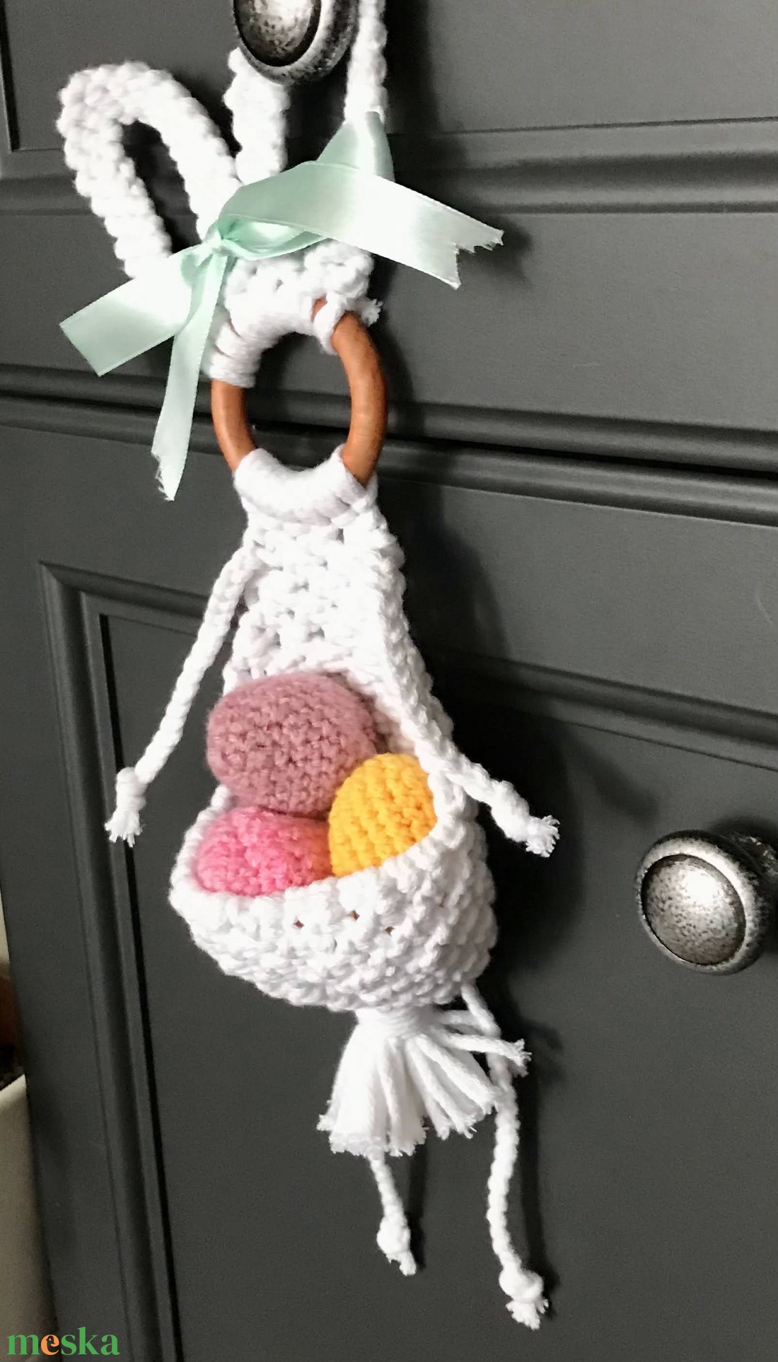 Hófehér  makramé húsvéti nyuszis ajtódísz,kis kosárkával, benne pici tojások - otthon & életmód - dekoráció - ajtó- és ablak dekoráció - ajtódísz & kopogtató - Meska.hu