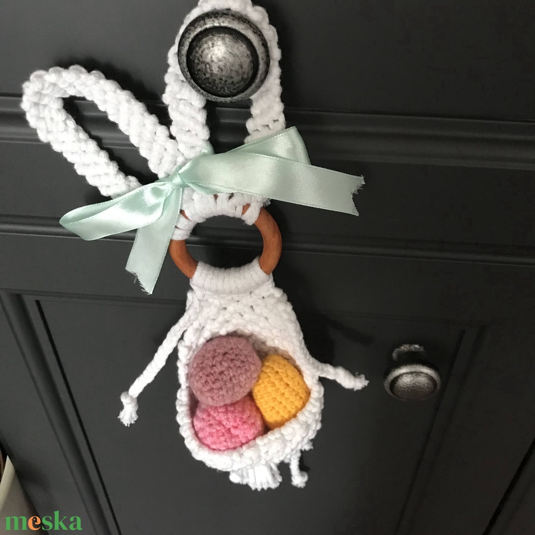 Hófehér  makramé húsvéti nyuszis ajtódísz,kis kosárkával, benne pici tojások - otthon & életmód - dekoráció - ajtó- és ablak dekoráció - ajtódísz & kopogtató - Meska.hu