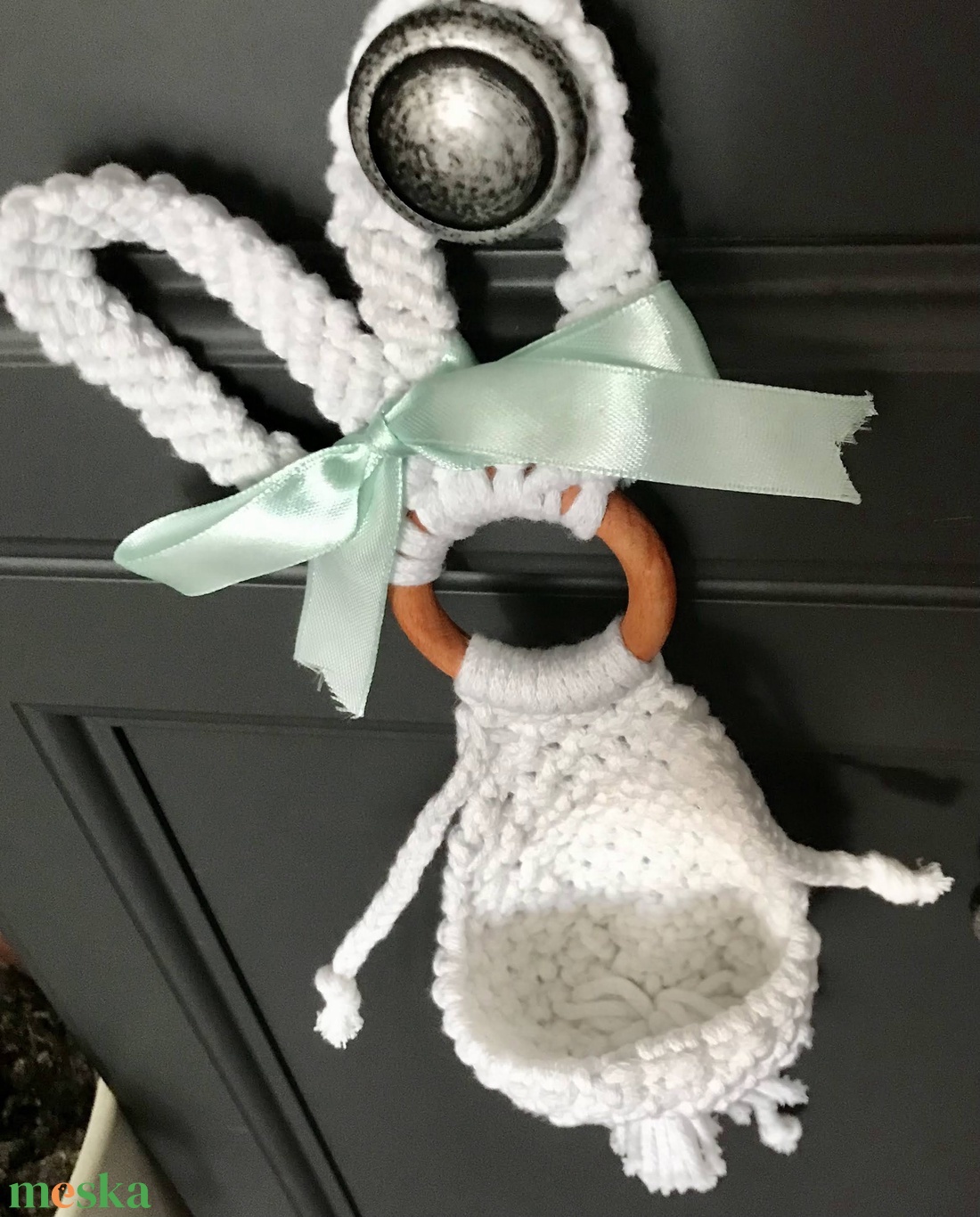 Hófehér  makramé húsvéti nyuszis ajtódísz,kis kosárkával, benne pici tojások - otthon & életmód - dekoráció - ajtó- és ablak dekoráció - ajtódísz & kopogtató - Meska.hu