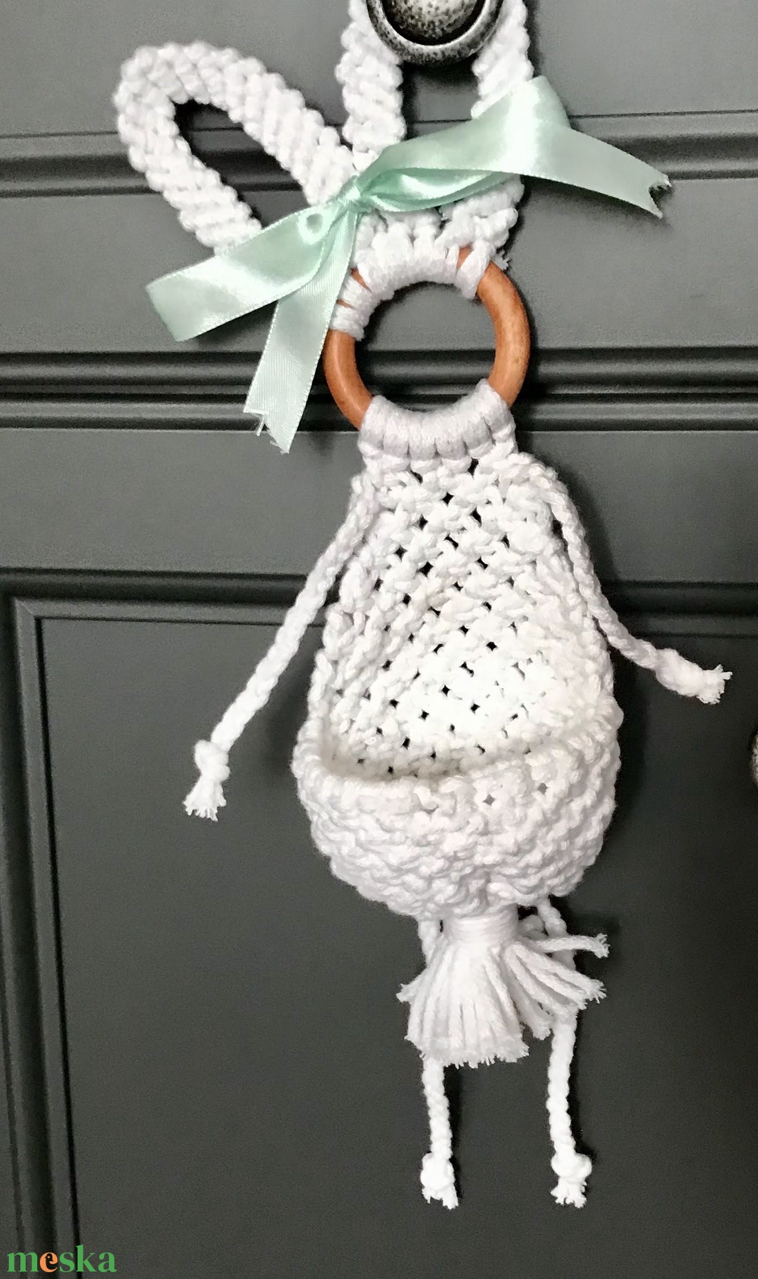 Hófehér  makramé húsvéti nyuszis ajtódísz,kis kosárkával, benne pici tojások - otthon & életmód - dekoráció - ajtó- és ablak dekoráció - ajtódísz & kopogtató - Meska.hu