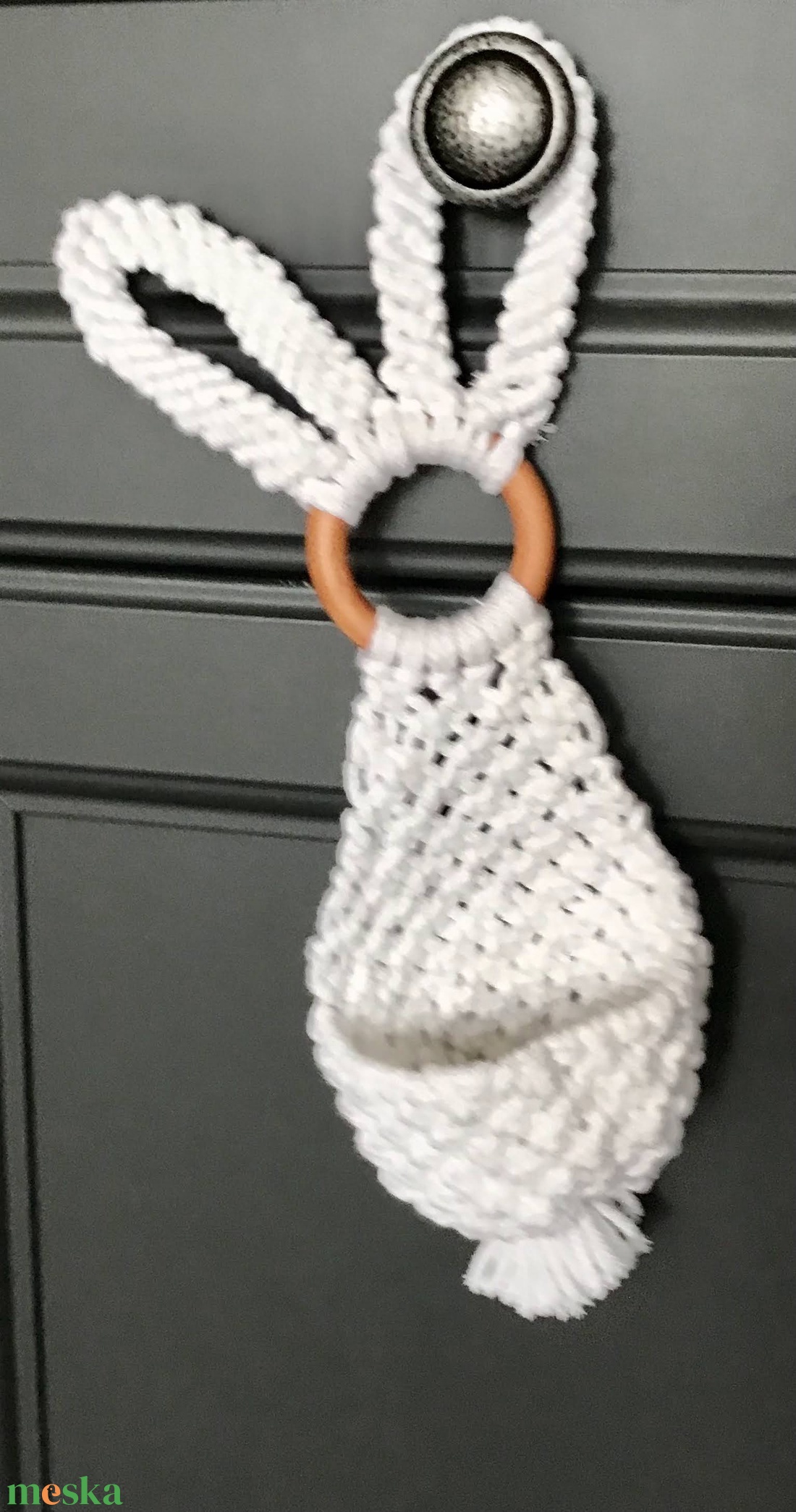 Hófehér  makramé húsvéti nyuszis ajtódísz,kis kosárkával, benne pici tojások - otthon & életmód - dekoráció - ajtó- és ablak dekoráció - ajtódísz & kopogtató - Meska.hu