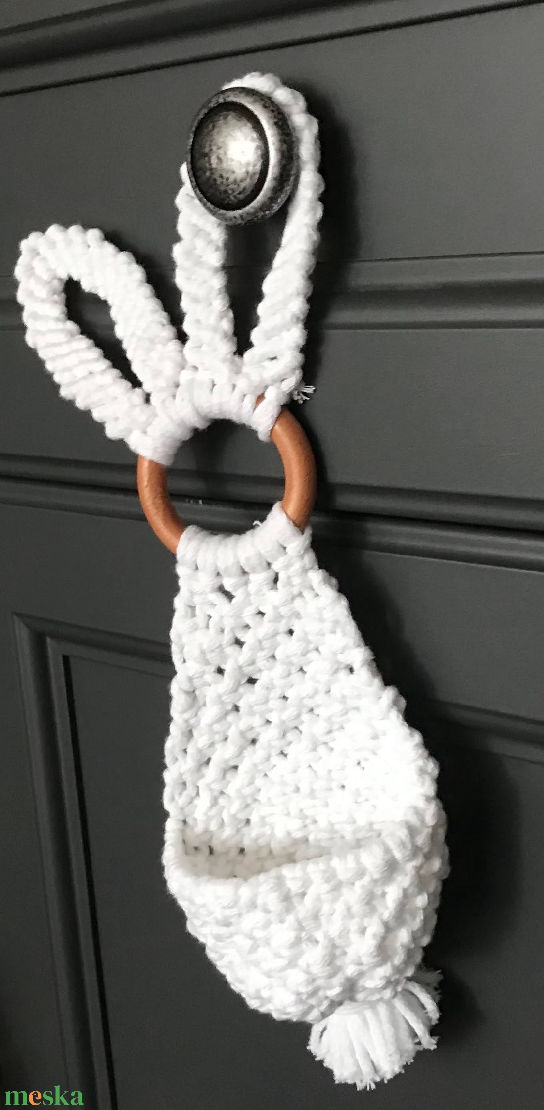 Hófehér  makramé húsvéti nyuszis ajtódísz,kis kosárkával, benne pici tojások - otthon & életmód - dekoráció - ajtó- és ablak dekoráció - ajtódísz & kopogtató - Meska.hu