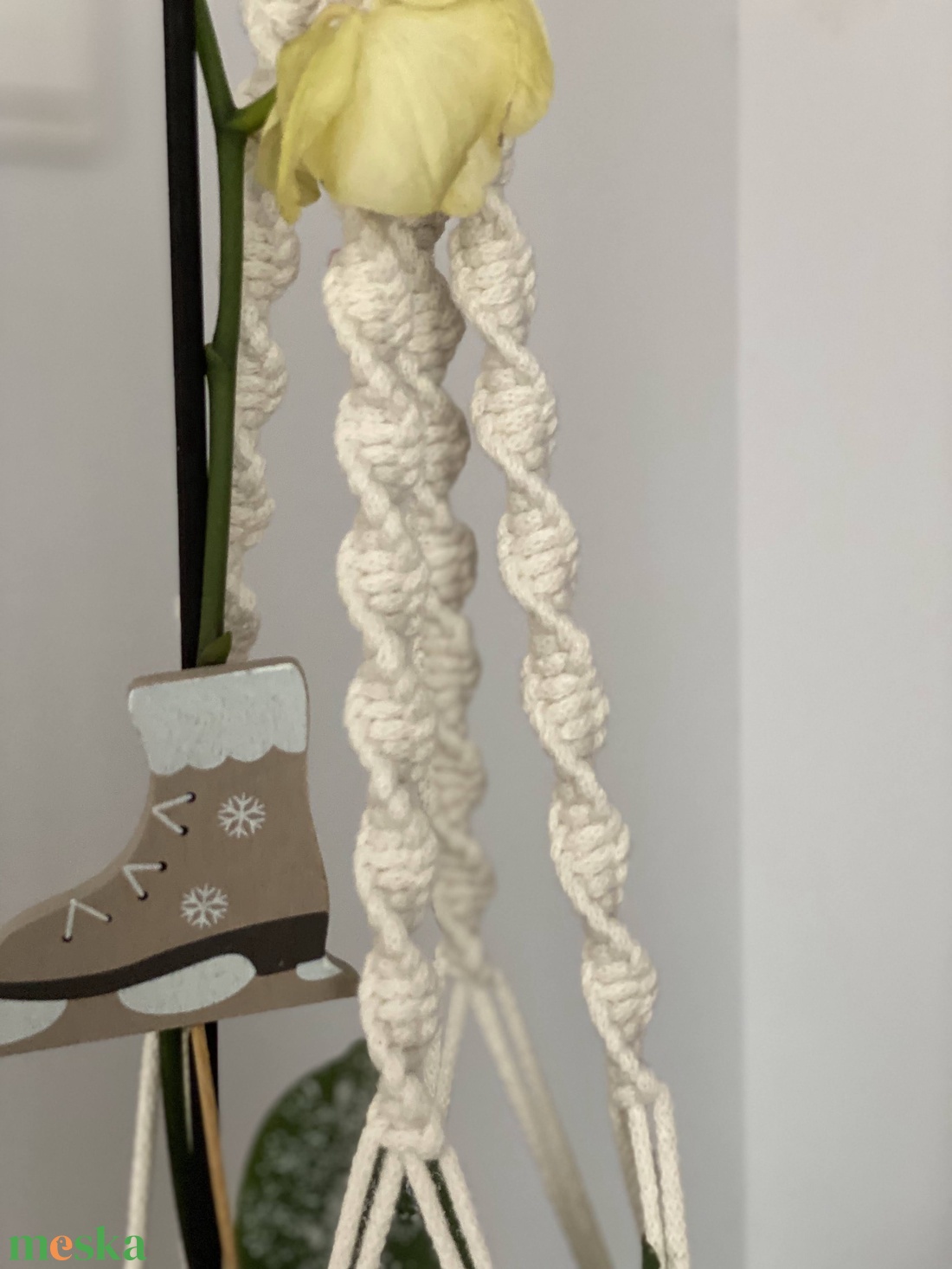 Virágtartó, makramé,világos bézs  színű - otthon & életmód - virágdekoráció - virágtartó - függő virágtartó - Meska.hu