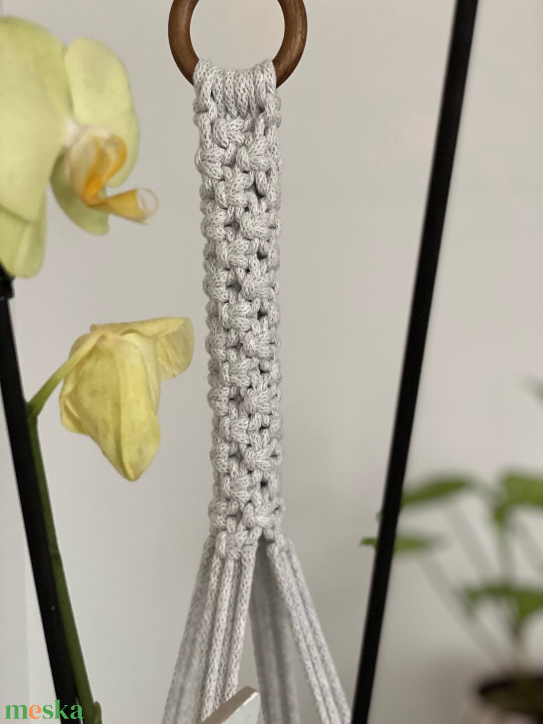 Virágtartó, makramé, világosszürke színű - otthon & életmód - virágdekoráció - virágtartó - függő virágtartó - Meska.hu