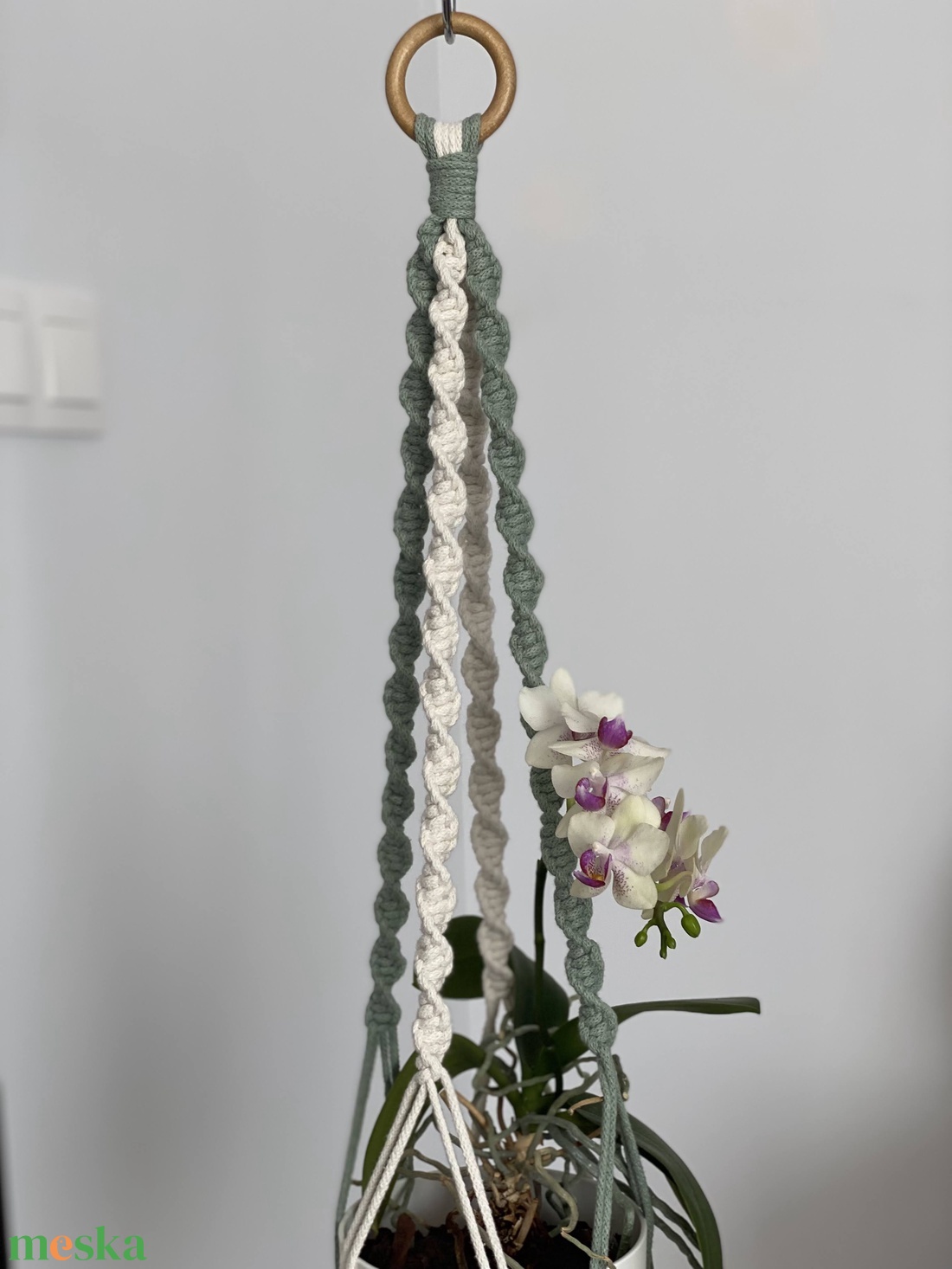 Virágtartó, makramé, almazöld és krémszínű - otthon & életmód - virágdekoráció - virágtartó - függő virágtartó - Meska.hu