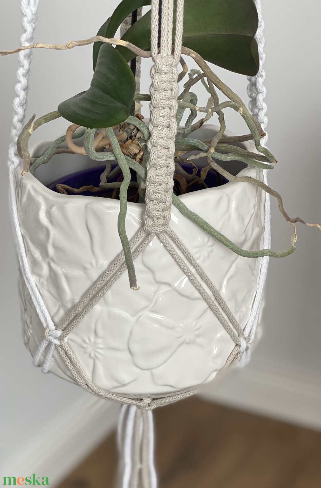 Virágtartó, makramé, krém és fehér színű - otthon & életmód - virágdekoráció - virágtartó - függő virágtartó - Meska.hu