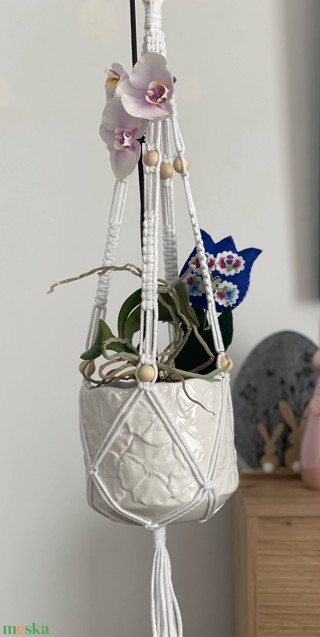 Virágtartó, makramé, fehér színű fagolyókkal - otthon & életmód - virágdekoráció - virágtartó - függő virágtartó - Meska.hu