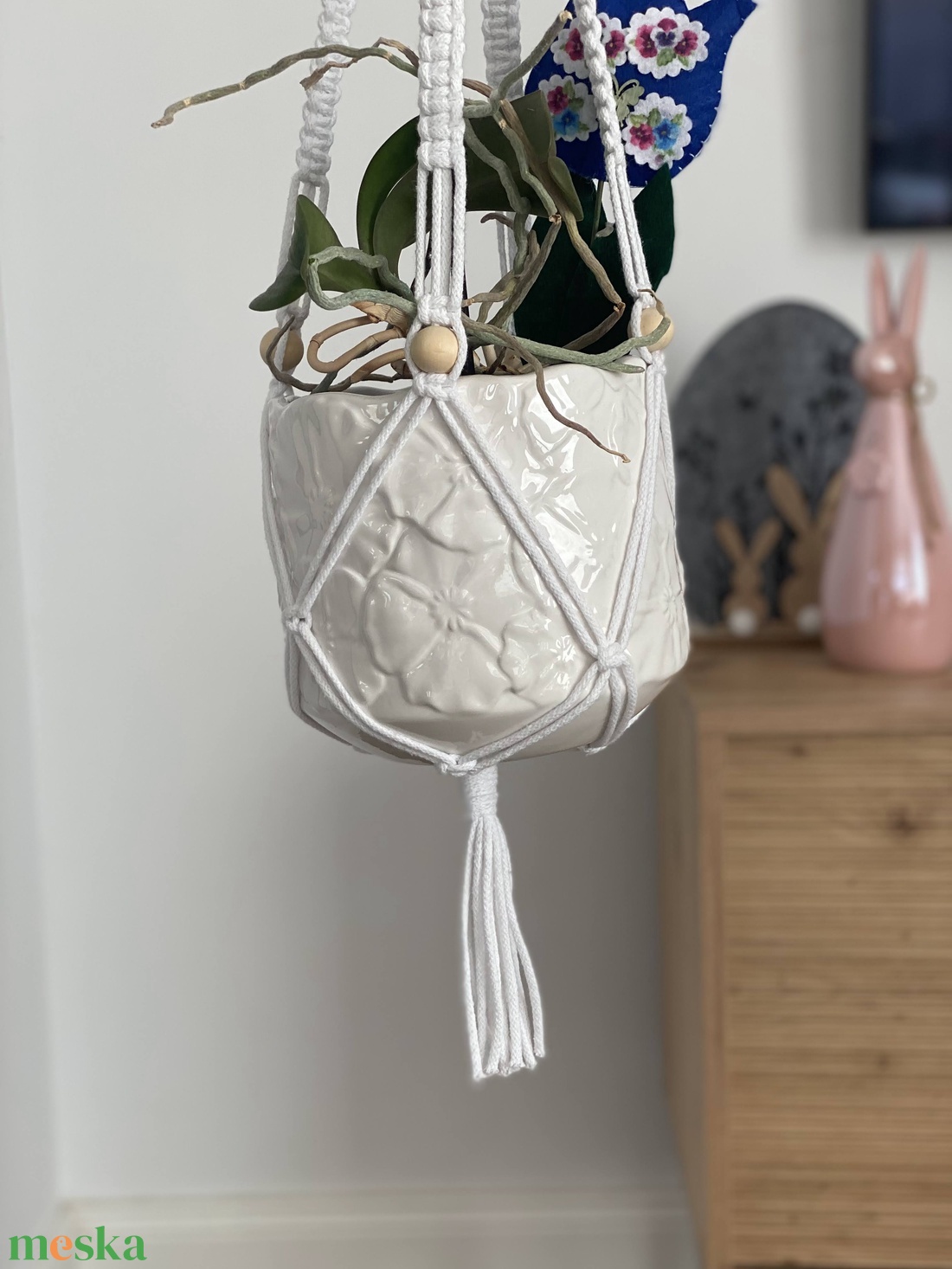 Virágtartó, makramé, fehér színű fagolyókkal - otthon & életmód - virágdekoráció - virágtartó - függő virágtartó - Meska.hu