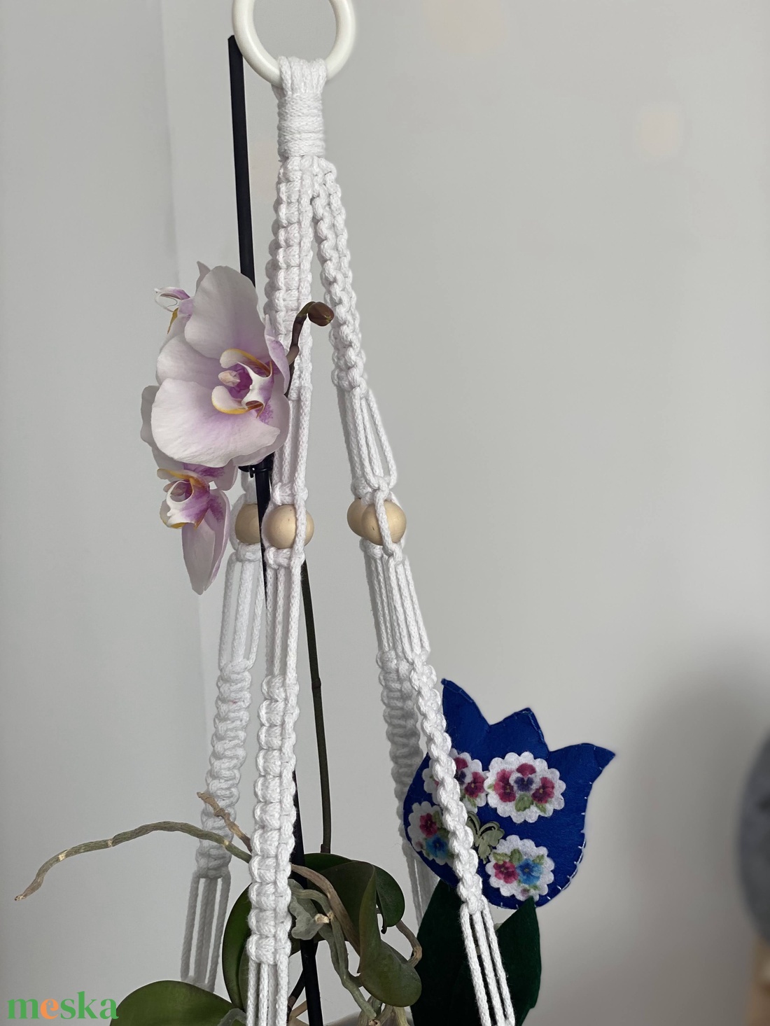 Virágtartó, makramé, fehér színű fagolyókkal - otthon & életmód - virágdekoráció - virágtartó - függő virágtartó - Meska.hu