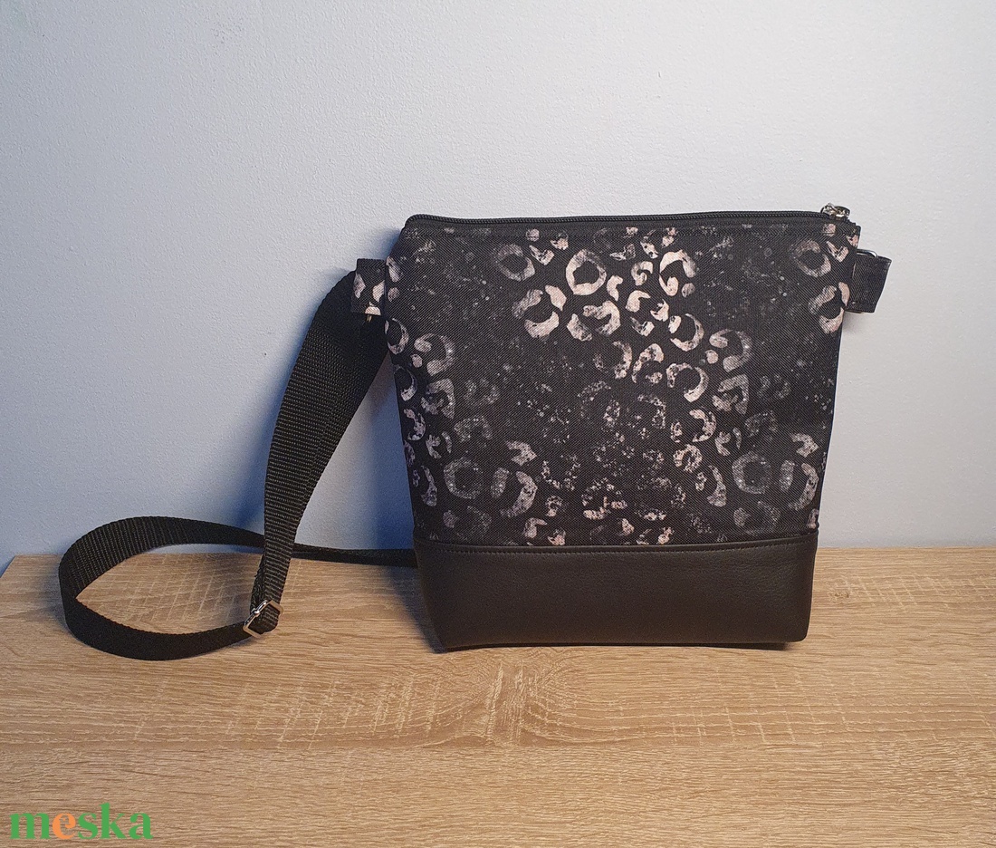 Oldaltáska fekete-mintás - táska & tok - kézitáska & válltáska - vállon átvethető táska - Meska.hu