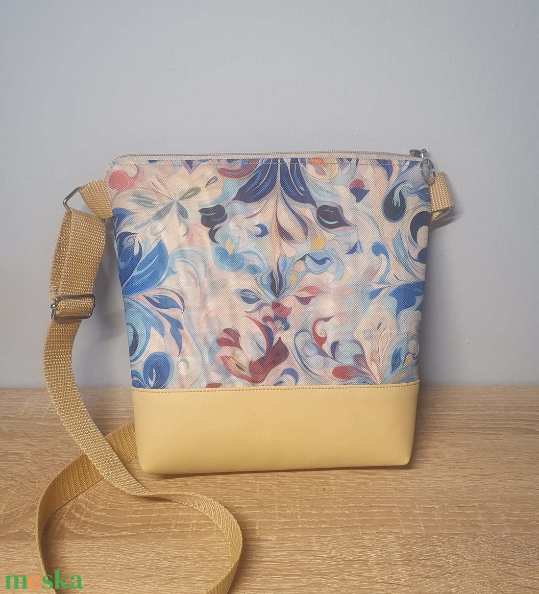 Barna-kék mintás oldaltáska - táska & tok - kézitáska & válltáska - vállon átvethető táska - Meska.hu