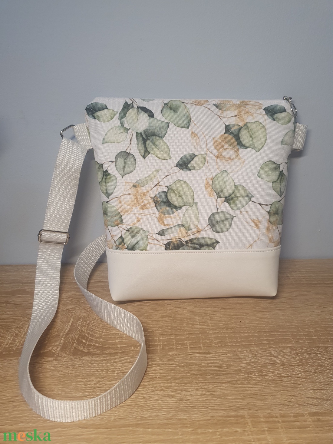 Fehér-eukaliptusz mintás oldaltáska - táska & tok - kézitáska & válltáska - vállon átvethető táska - Meska.hu