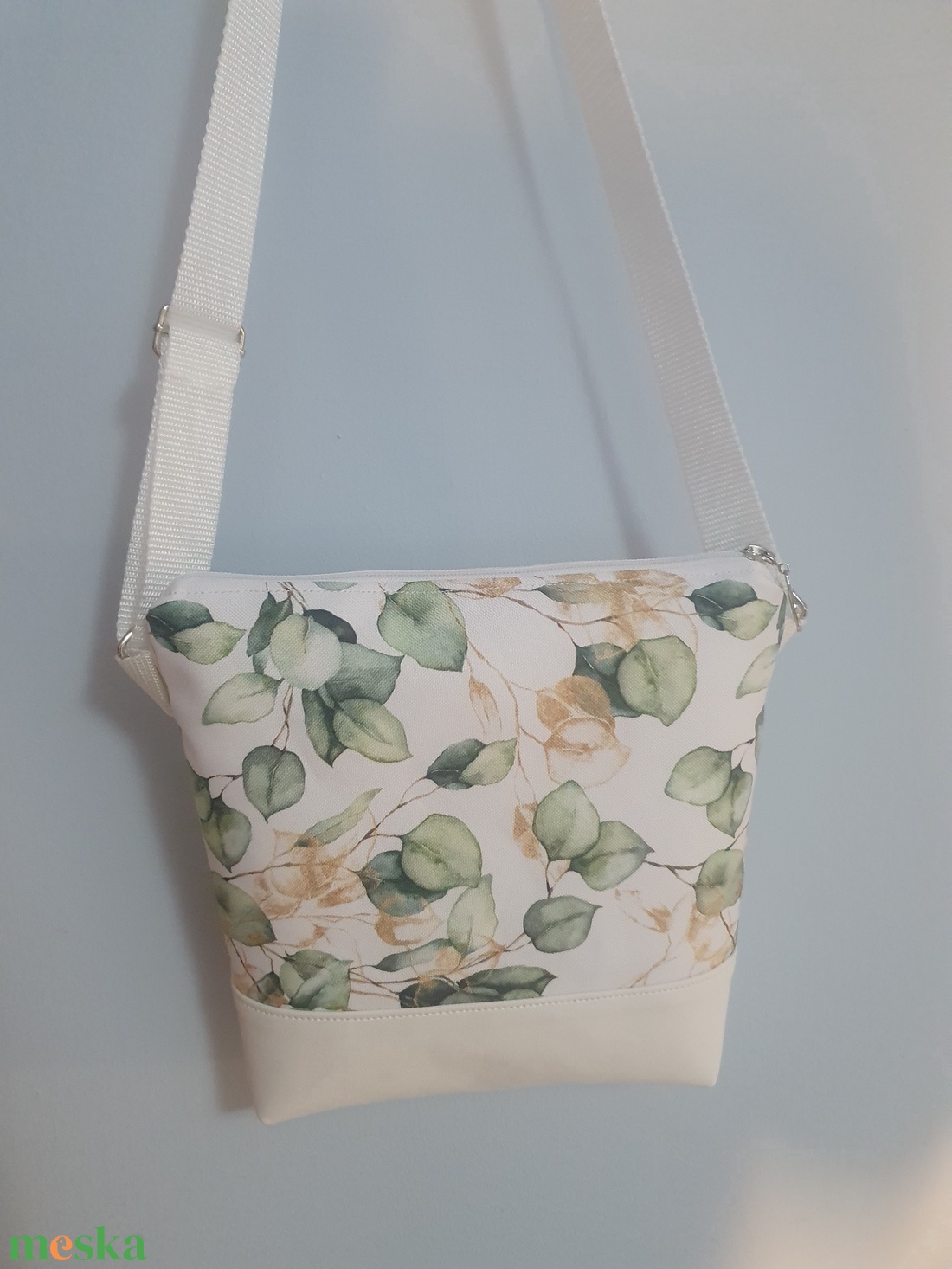 Fehér-eukaliptusz mintás oldaltáska - táska & tok - kézitáska & válltáska - vállon átvethető táska - Meska.hu
