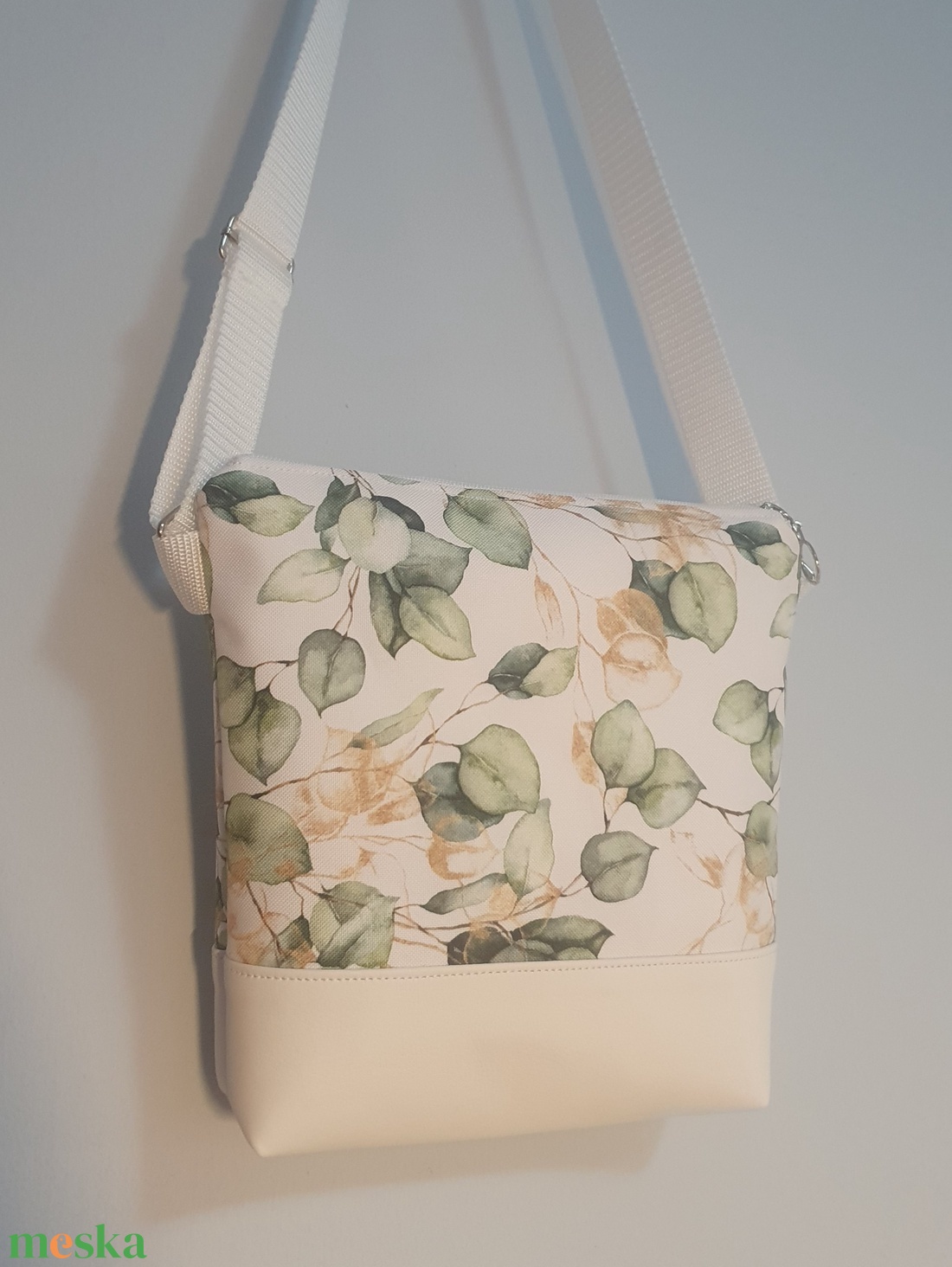 Fehér-eukaliptusz mintás oldaltáska - táska & tok - kézitáska & válltáska - vállon átvethető táska - Meska.hu