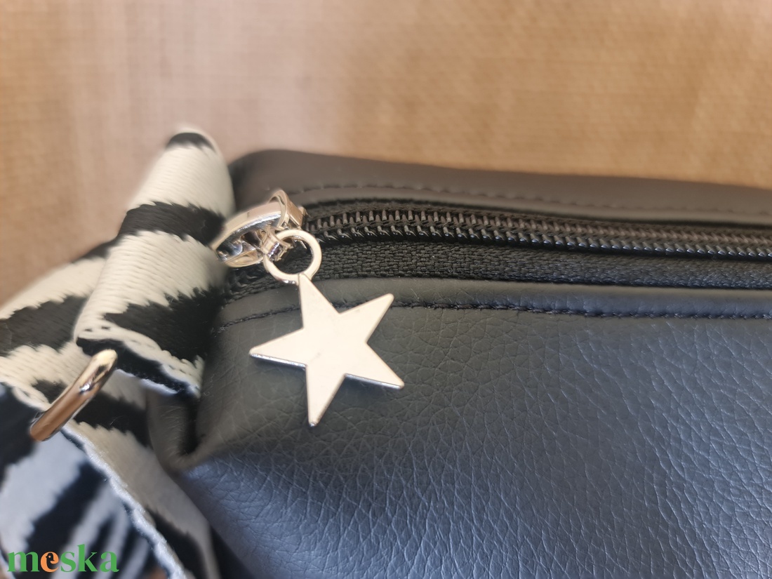 Fekete mintás pántos oldaltáska - táska & tok - kézitáska & válltáska - vállon átvethető táska - Meska.hu