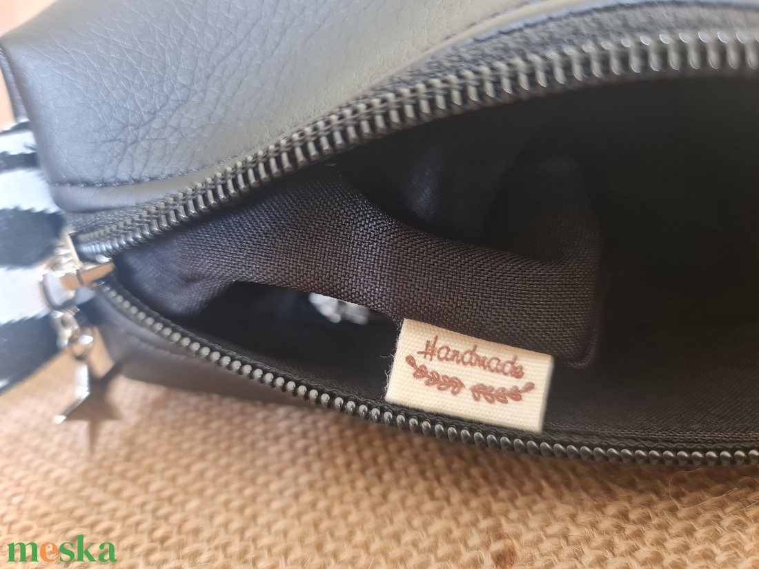 Fekete mintás pántos oldaltáska - táska & tok - kézitáska & válltáska - vállon átvethető táska - Meska.hu