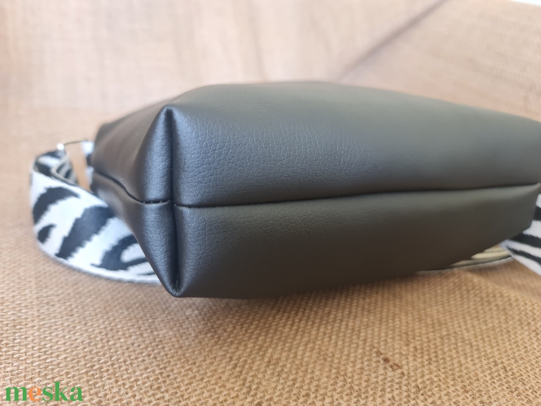 Fekete mintás pántos oldaltáska - táska & tok - kézitáska & válltáska - vállon átvethető táska - Meska.hu