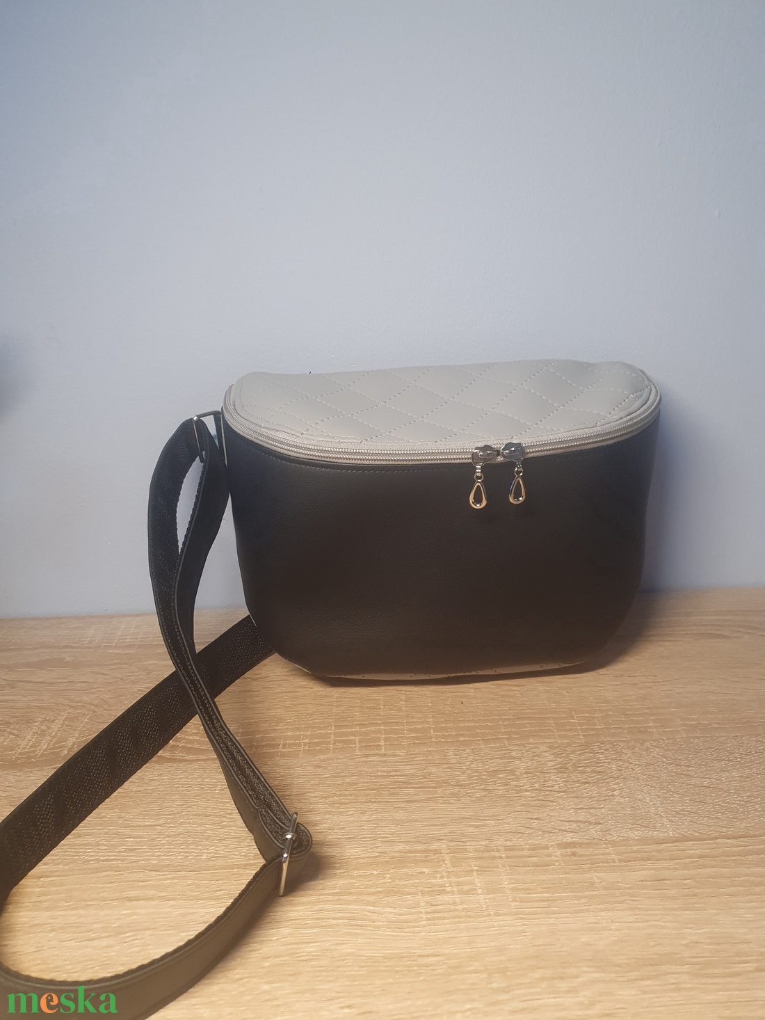 Oldaltáska fekete-szürke steppelt - táska & tok - kézitáska & válltáska - vállon átvethető táska - Meska.hu